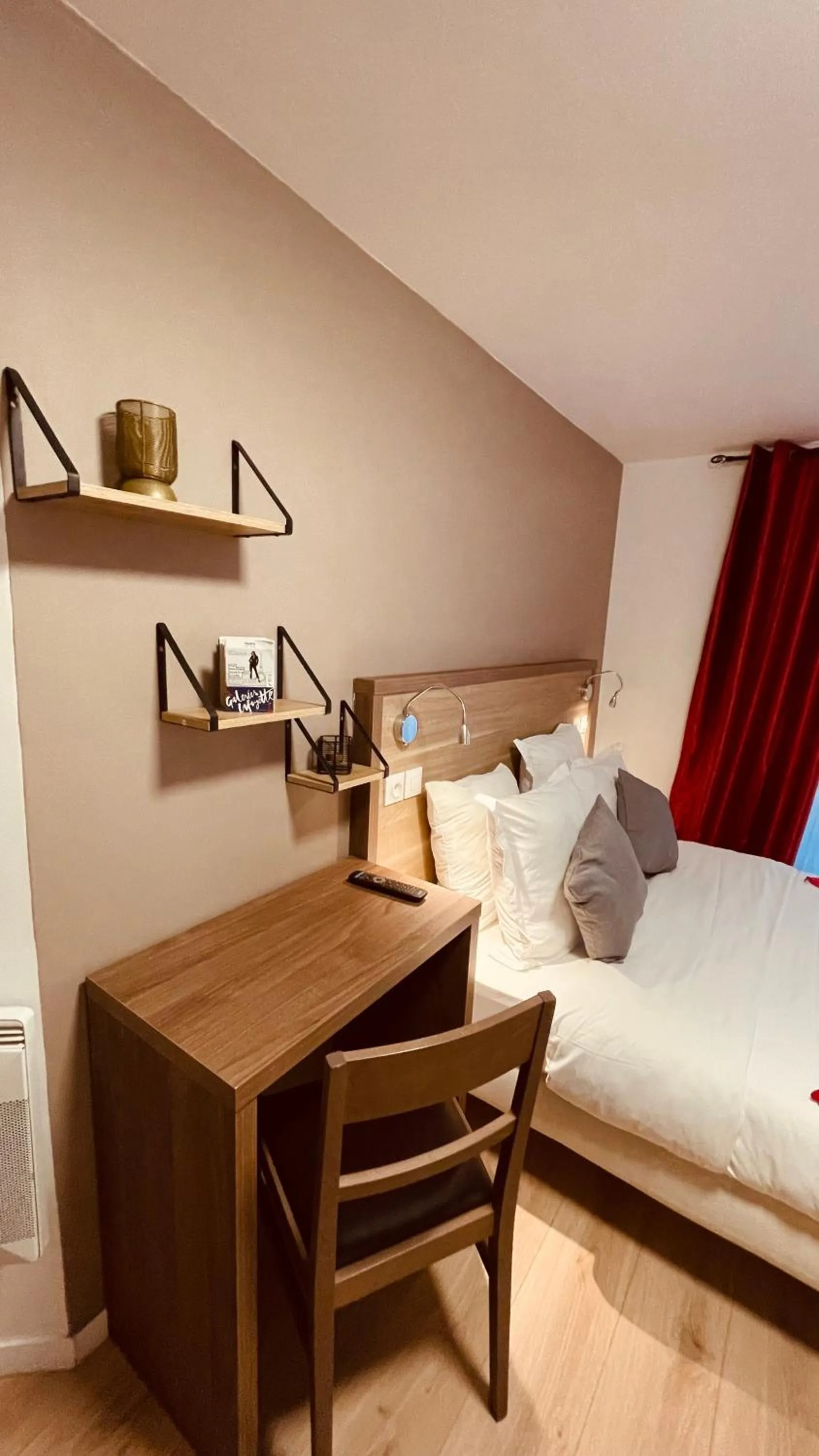 Photo of the whole room, Bed in Jeff Hotel