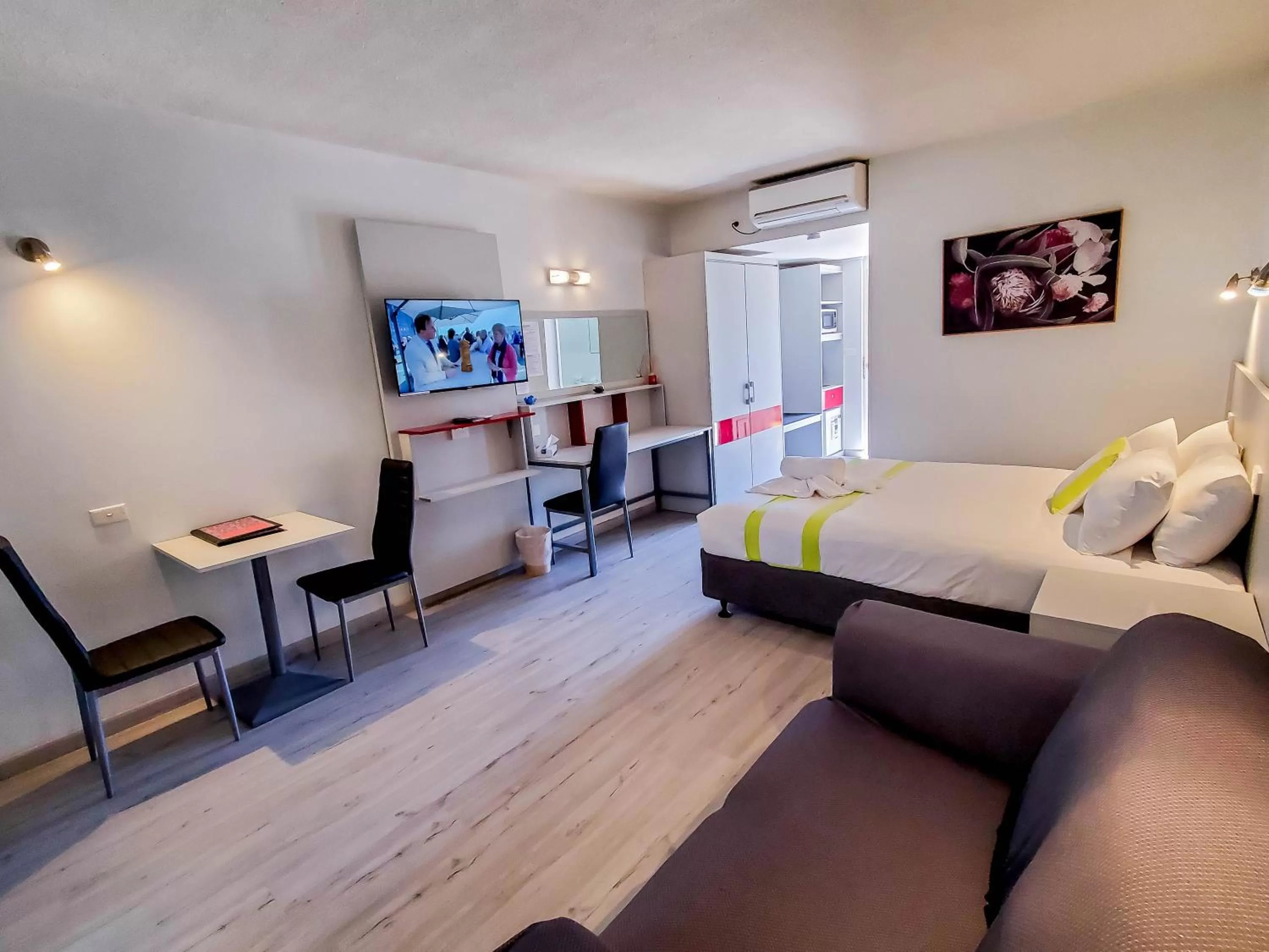 Photo of the whole room in Sandors Motor Inn