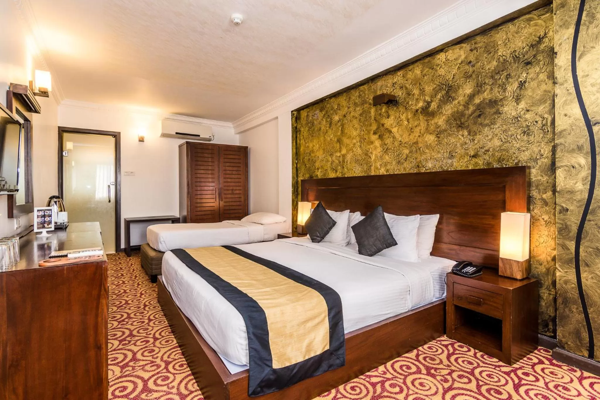 Photo of the whole room, Bed in Ceylon City Hotel,Colombo