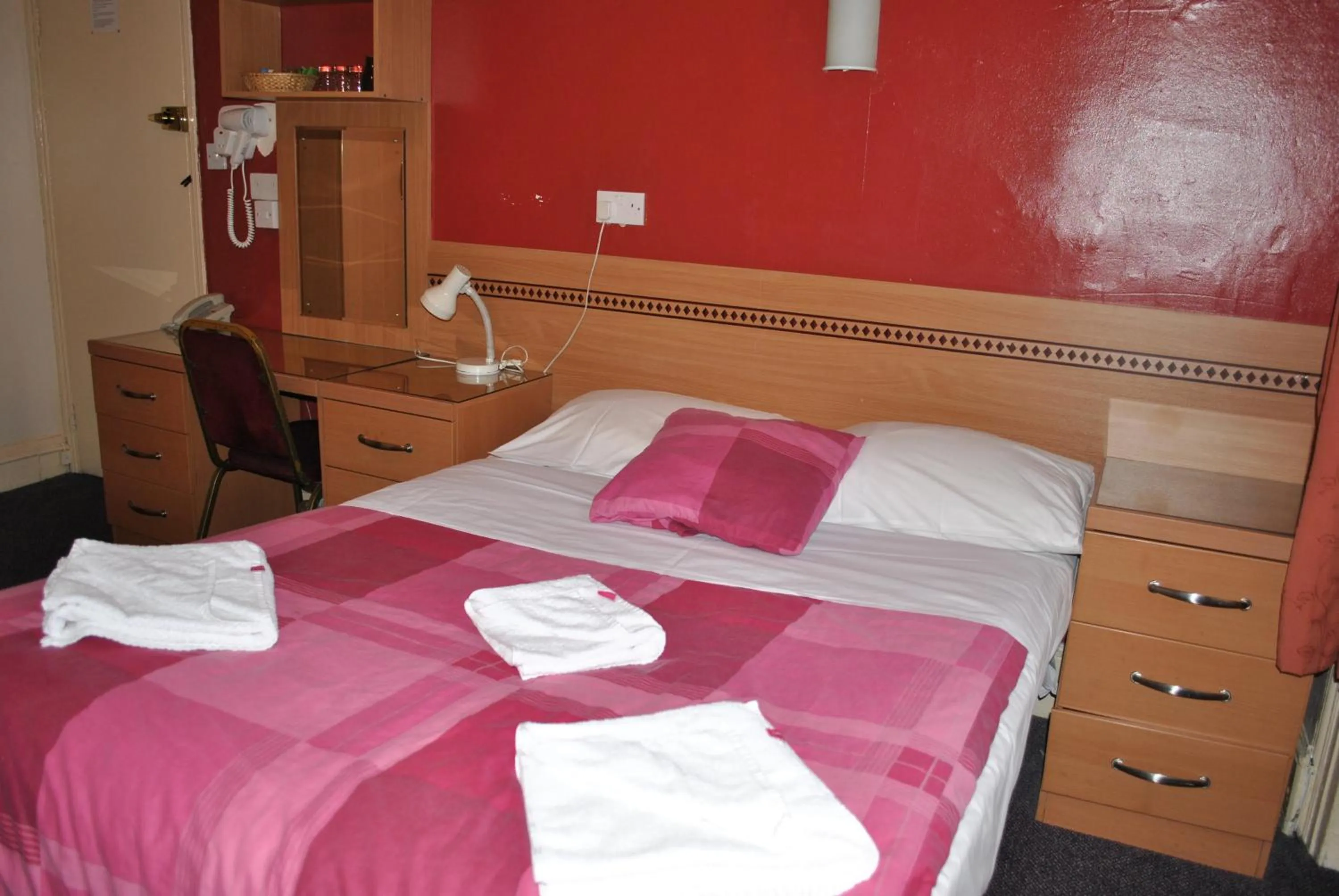 Bedroom, Bed in Guilford House Hotel