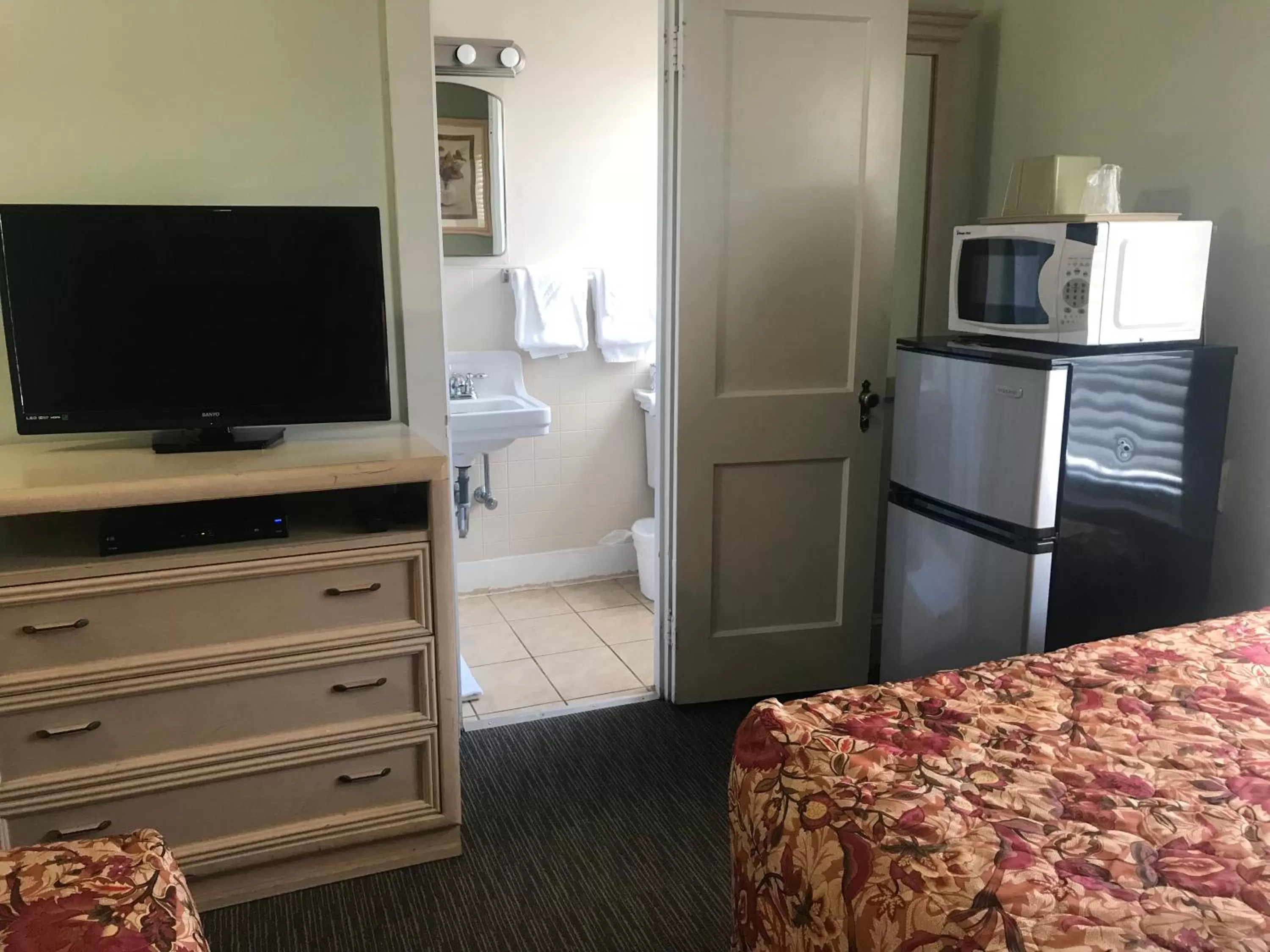 Bedroom, TV/Entertainment Center in Ocean Lodge Hotel & Apartments