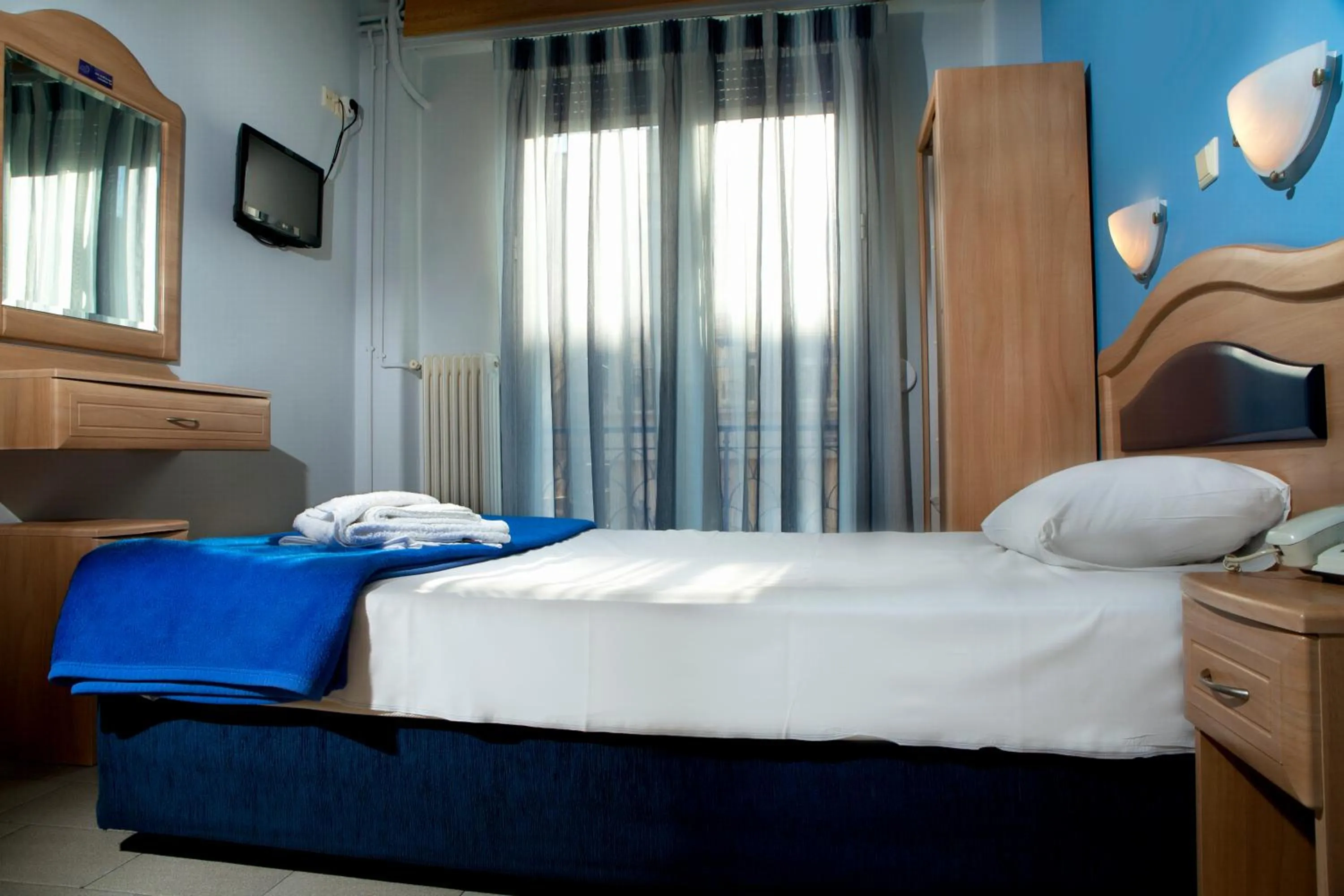 Photo of the whole room, Bed in Hôtel Argo