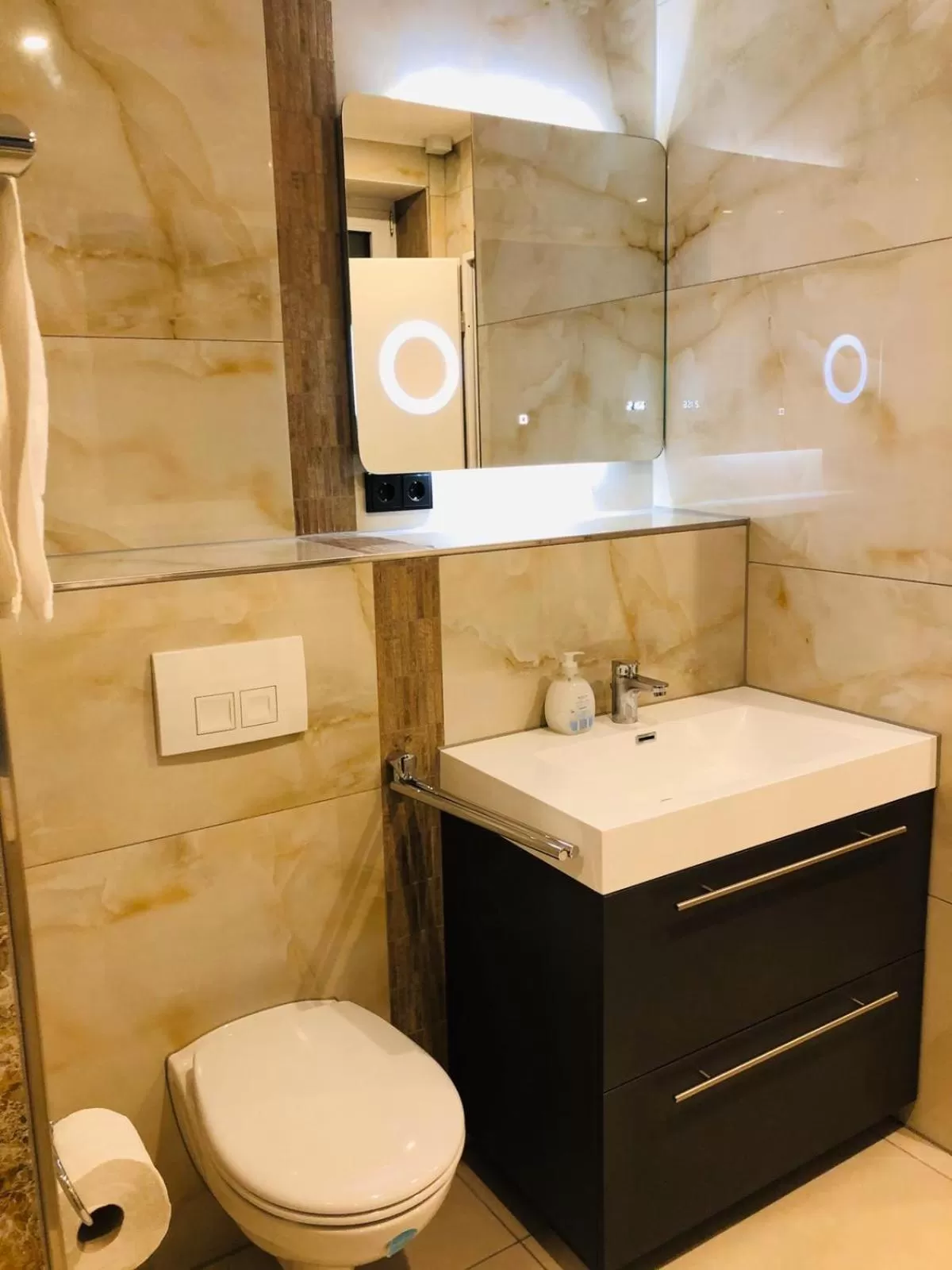 Toilet in Elbgalerie Hotel