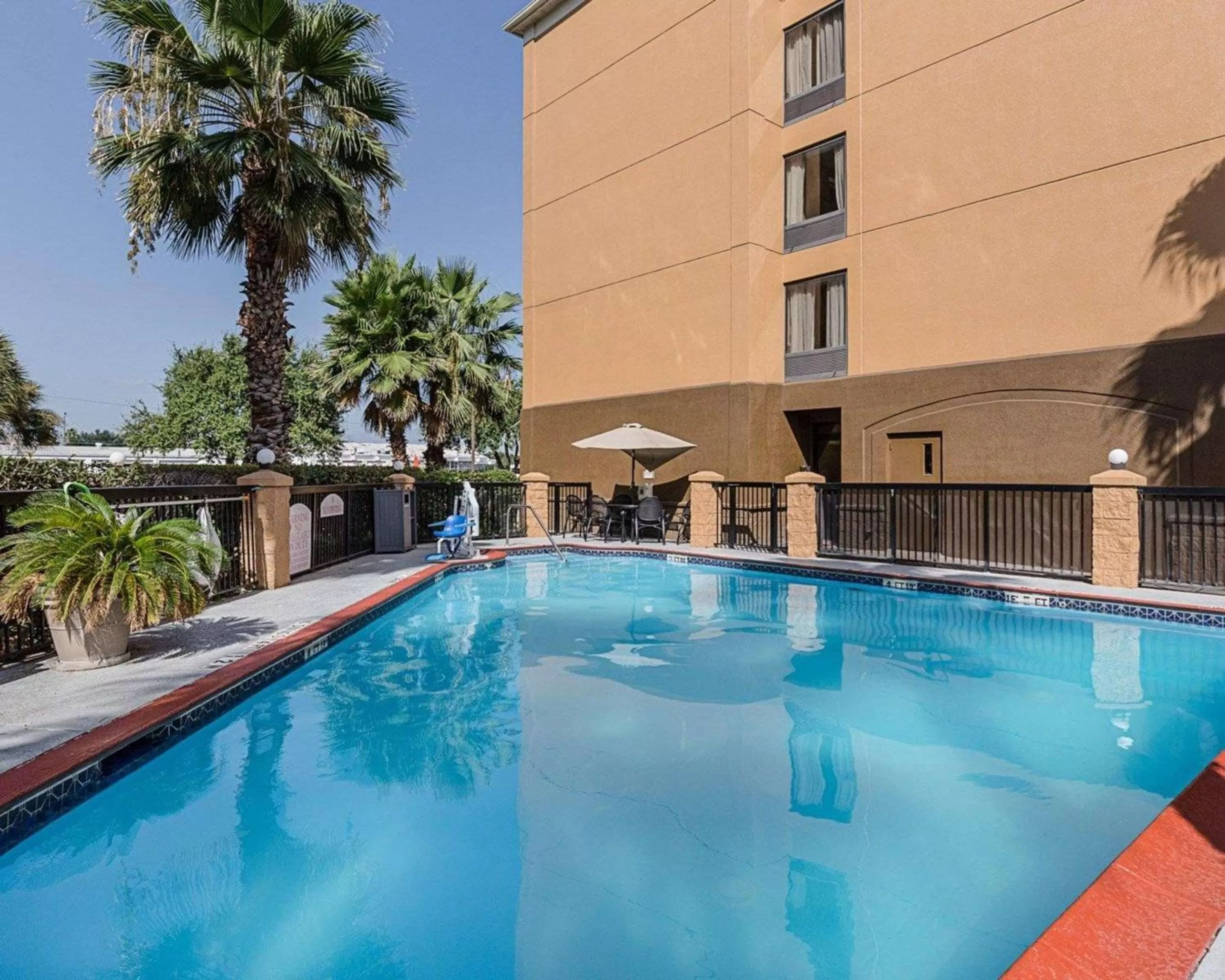 Swimming pool in Comfort Inn Southwest Fwy at Westpark
