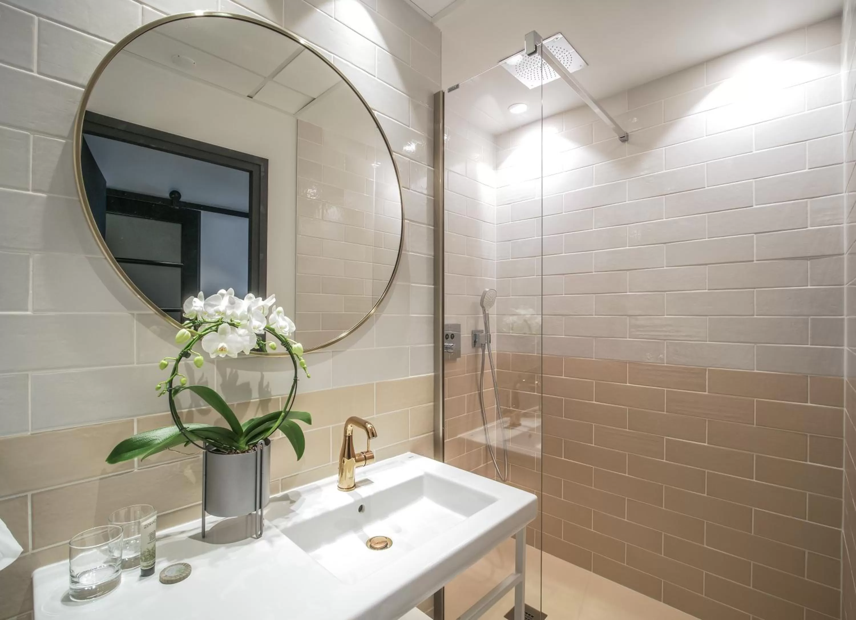 Shower in Le Magic Hôtel & Spa