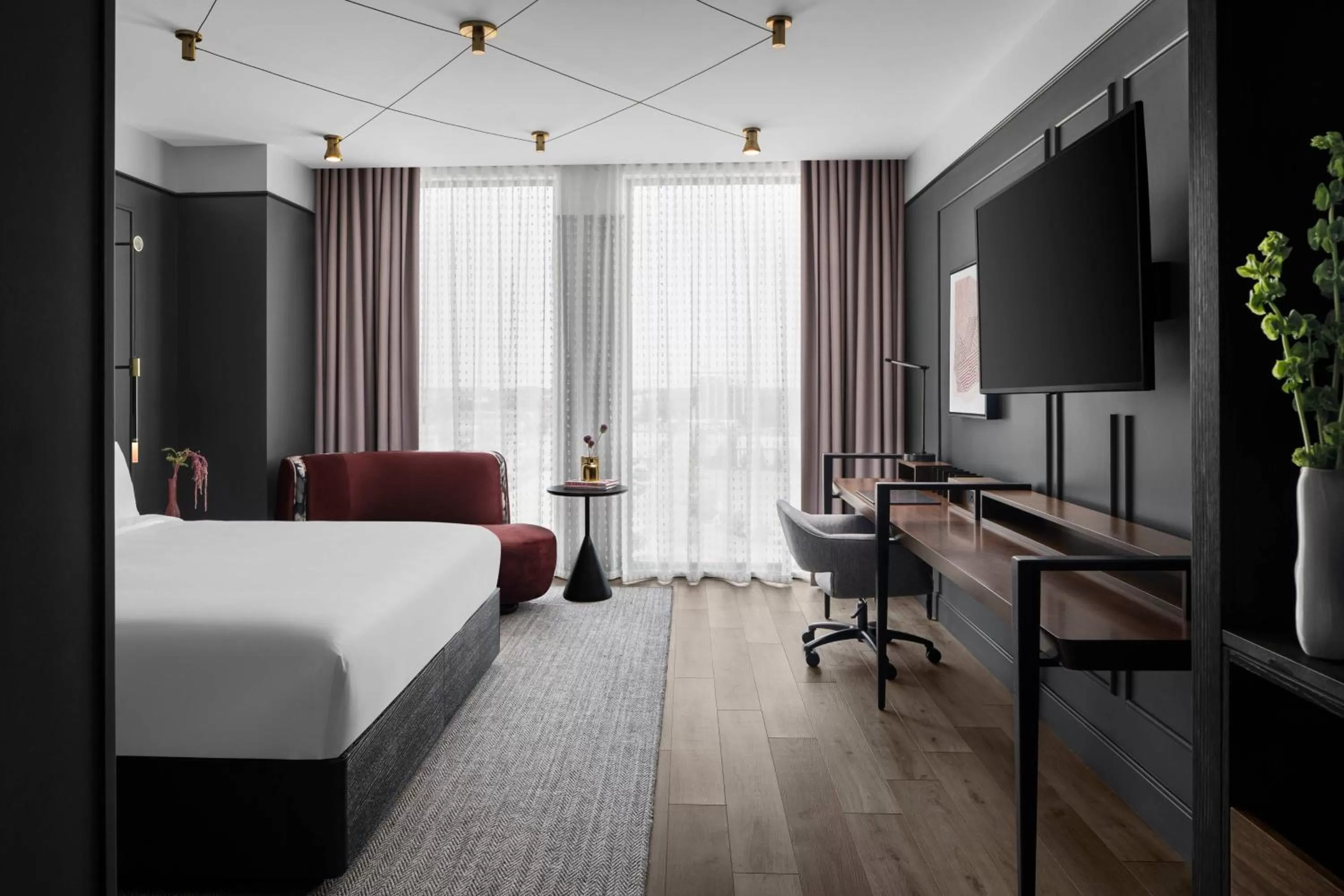 Photo of the whole room, Bed in Renaissance Milwaukee West Hotel