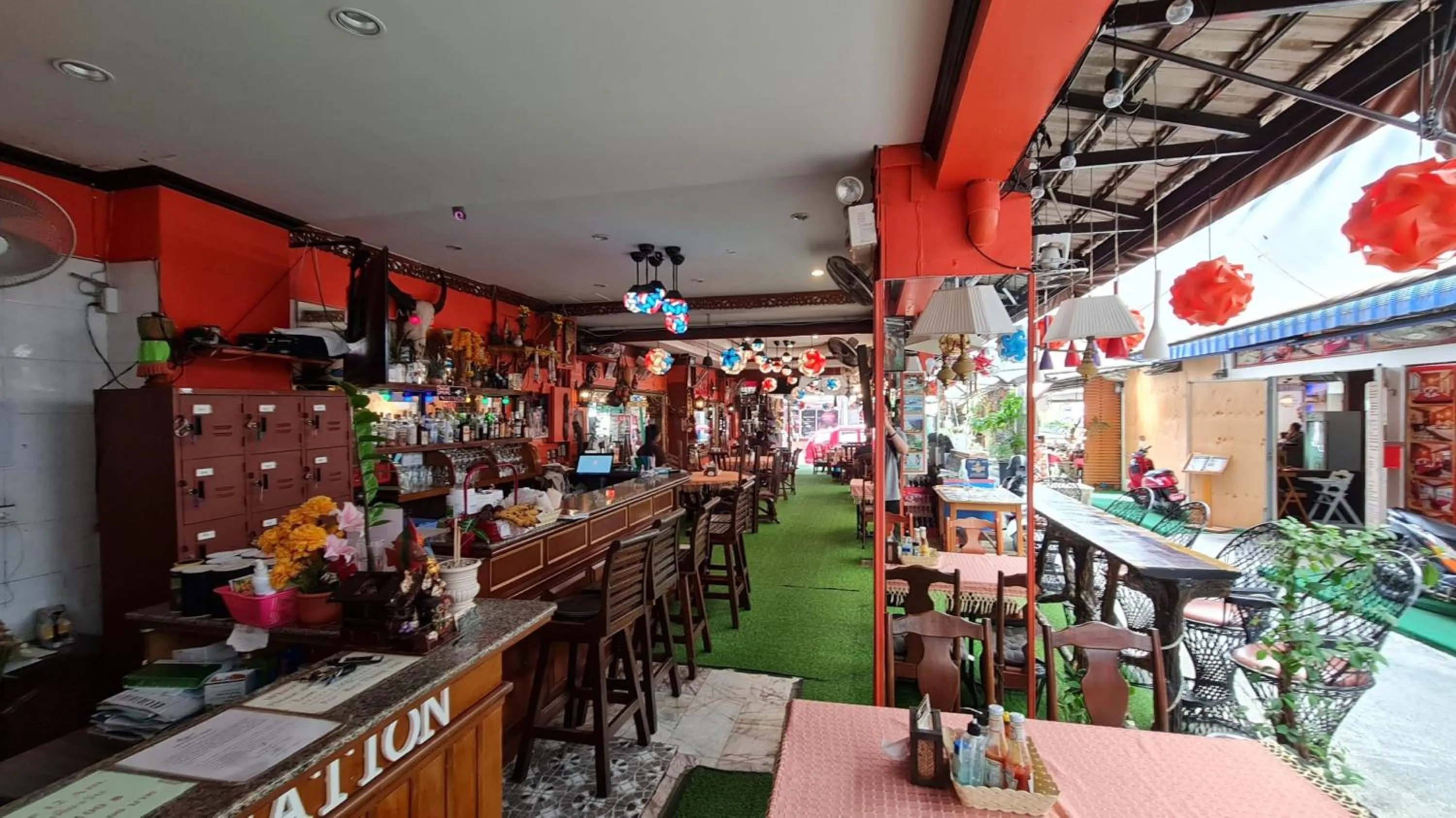 Restaurant/places to eat in Vech Guesthouse Patong