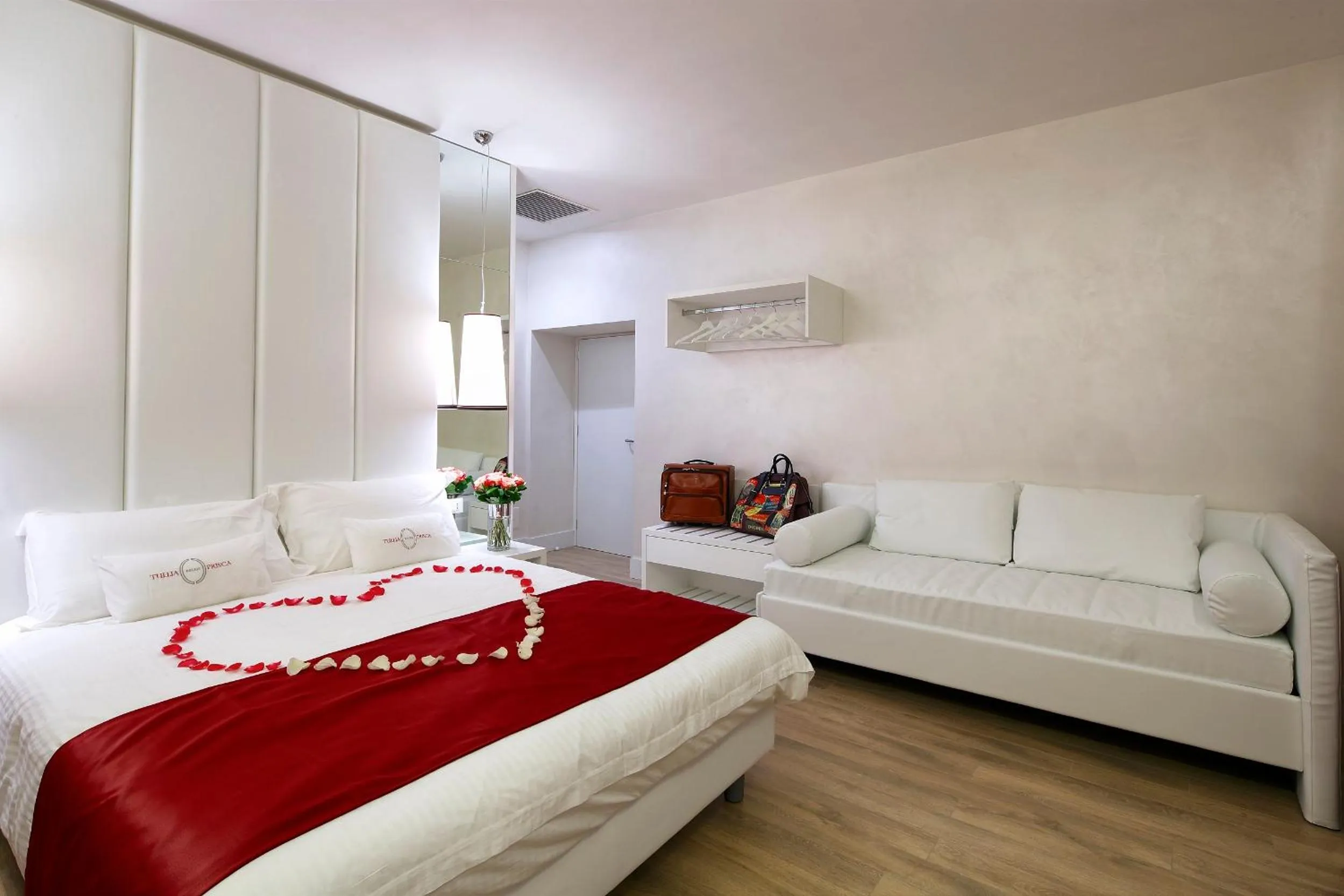 Photo of the whole room, Bed in Tullia&Prisca Relais