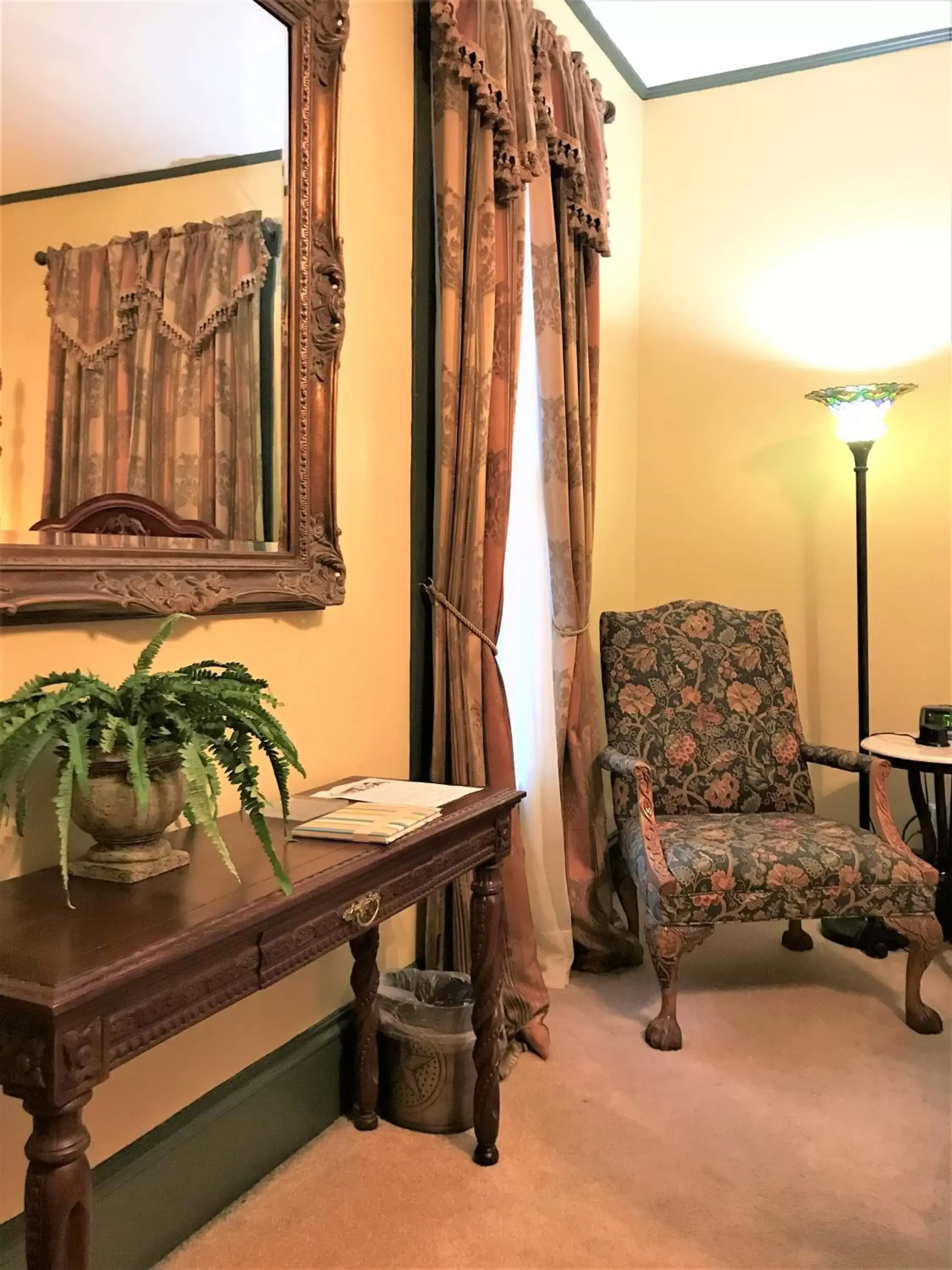 King Room - single occupancy in Hardeman House Bed and Breakfast King Room - single occupancy in Hardeman House Bed and Breakfast