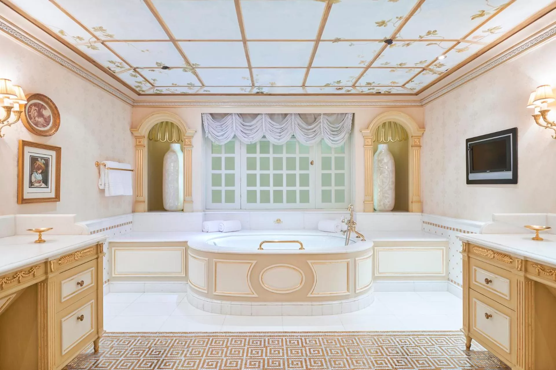 Bath in Four Seasons Hotel Alexandria At San Stefano