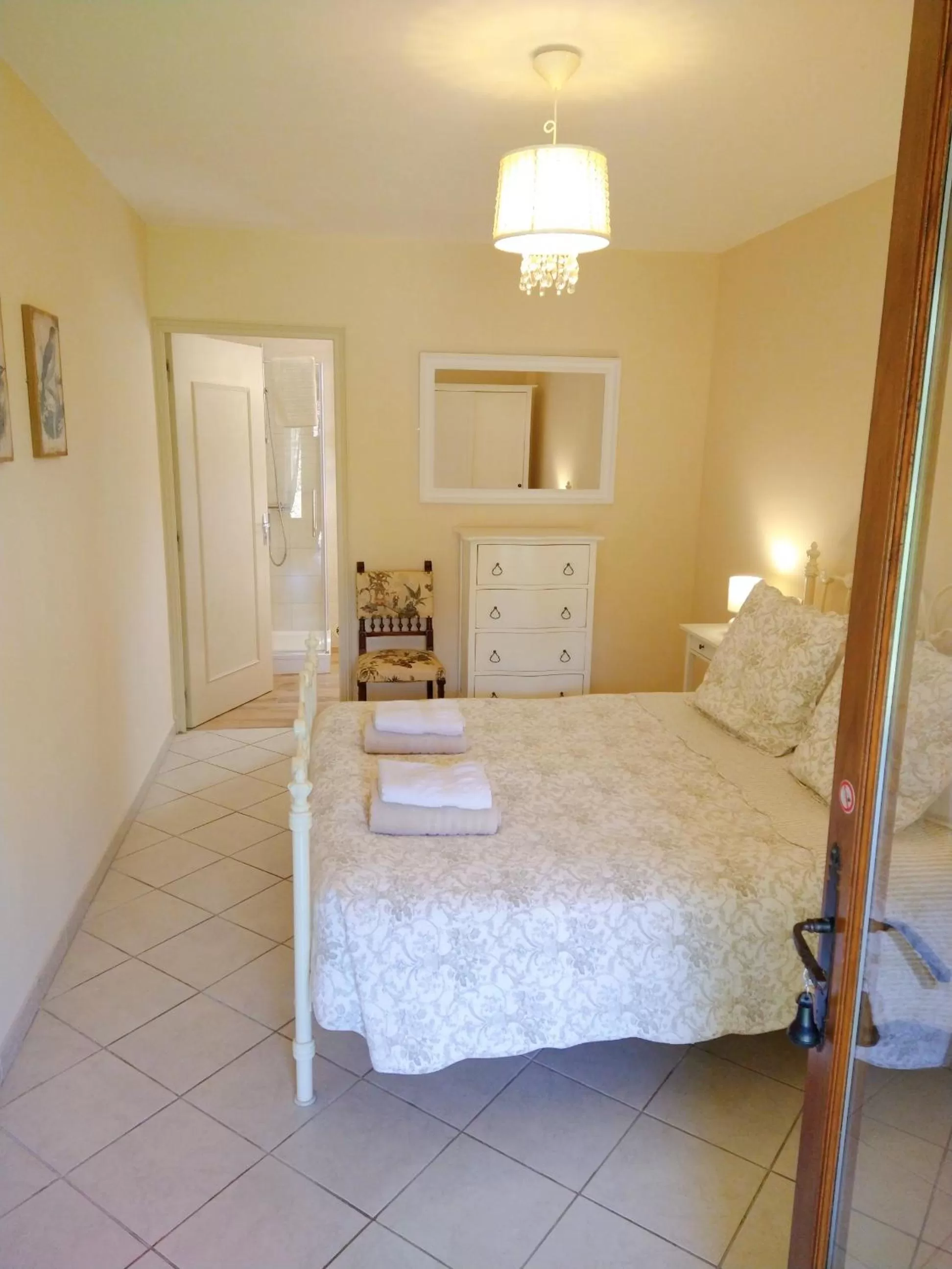 Bedroom, Bed in La Colline - Chambre d'hôtes - B&B