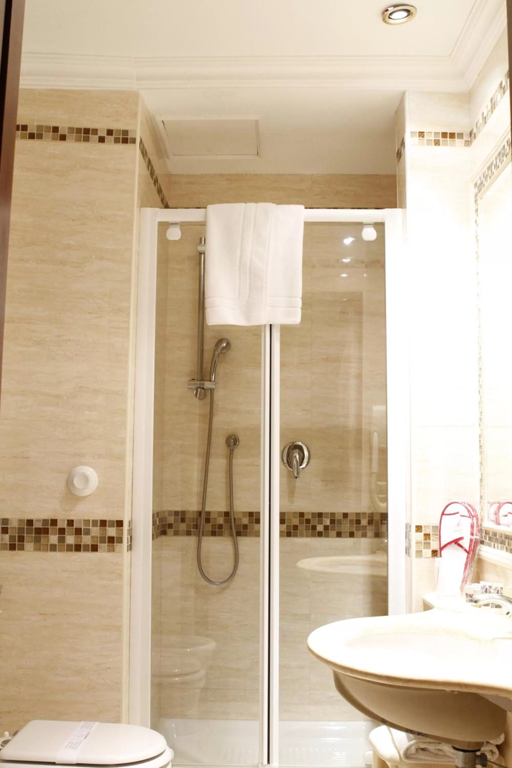 Bathroom in Hotel Genio