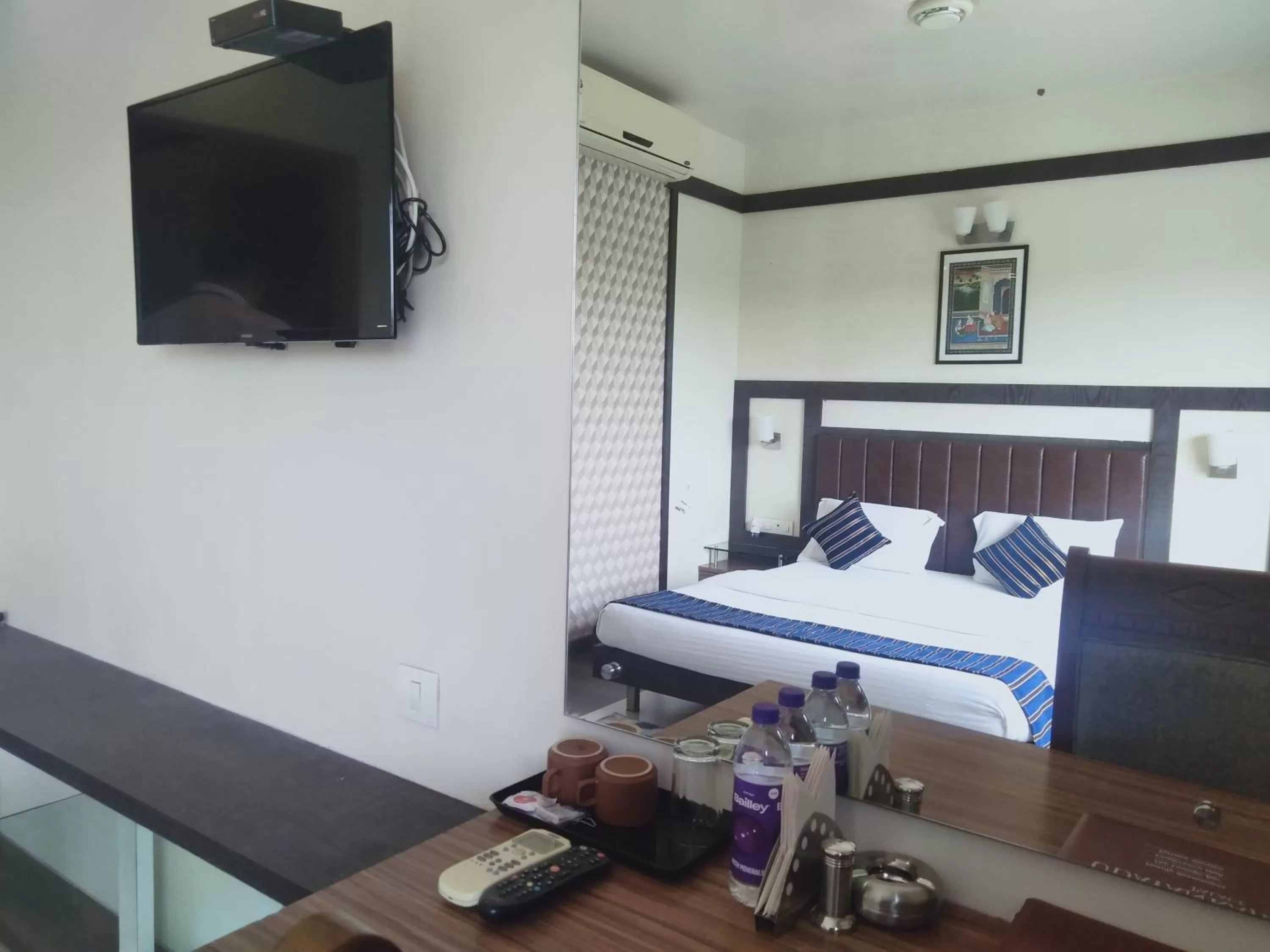 TV and multimedia, Bed in Hotel Udayanraje Palace