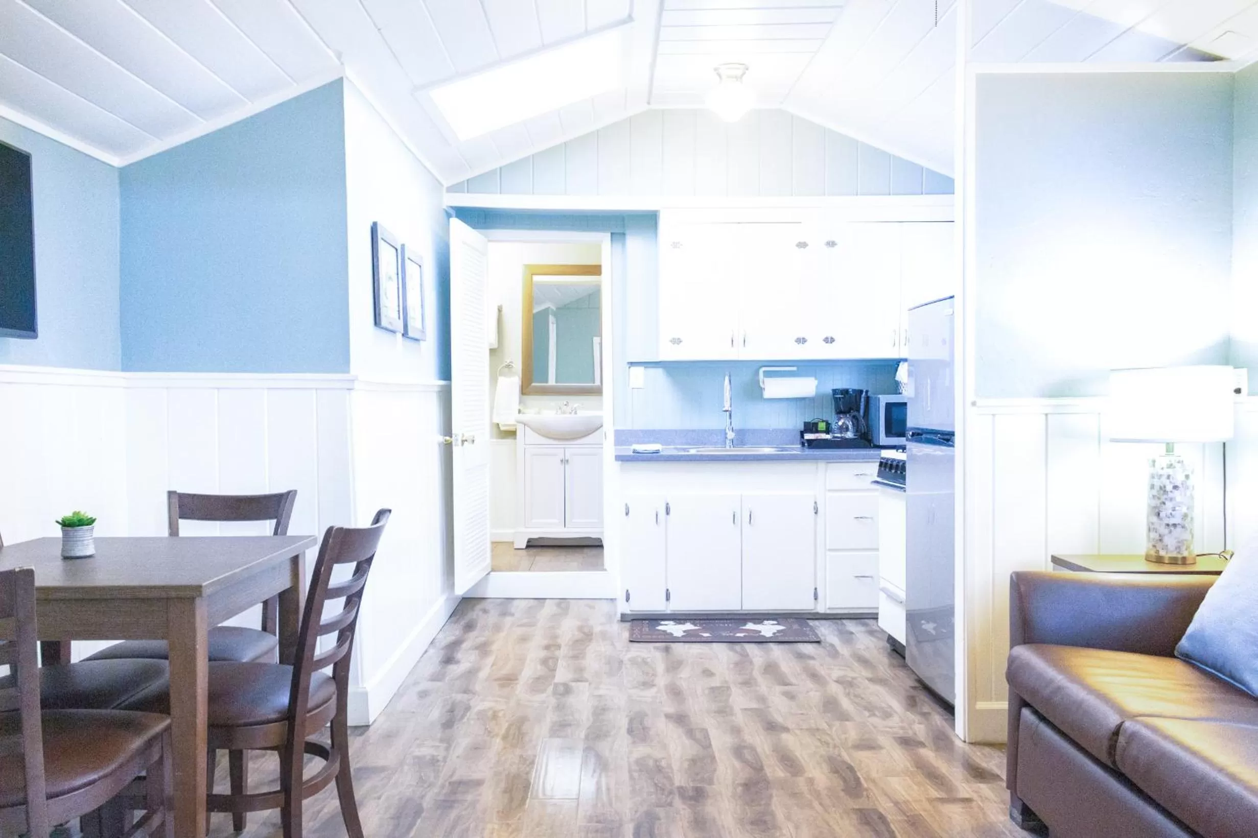 Dining area in Ocean Echo Inn & Beach Cottages
