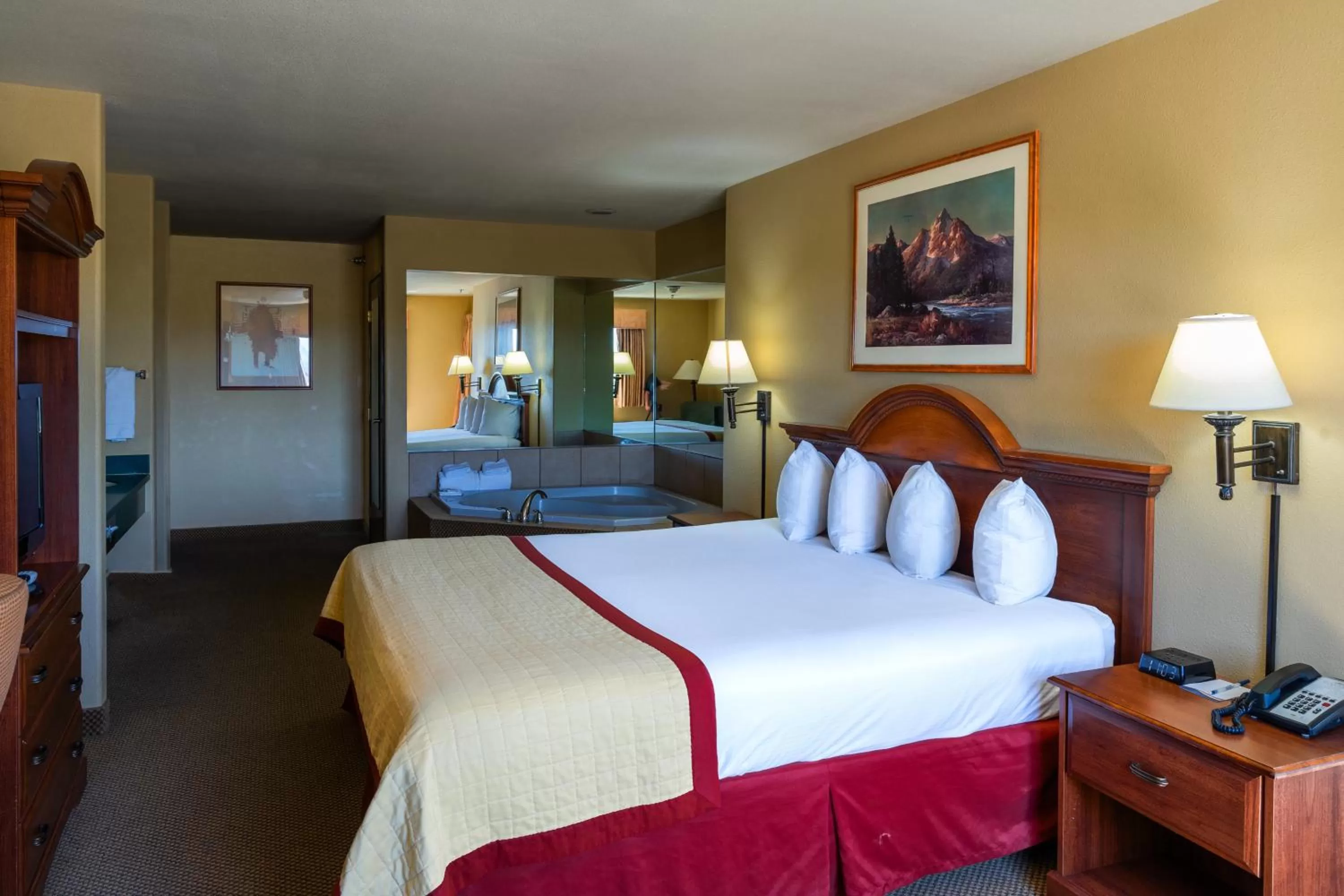 Bed in Pinedale Hotel & Suites