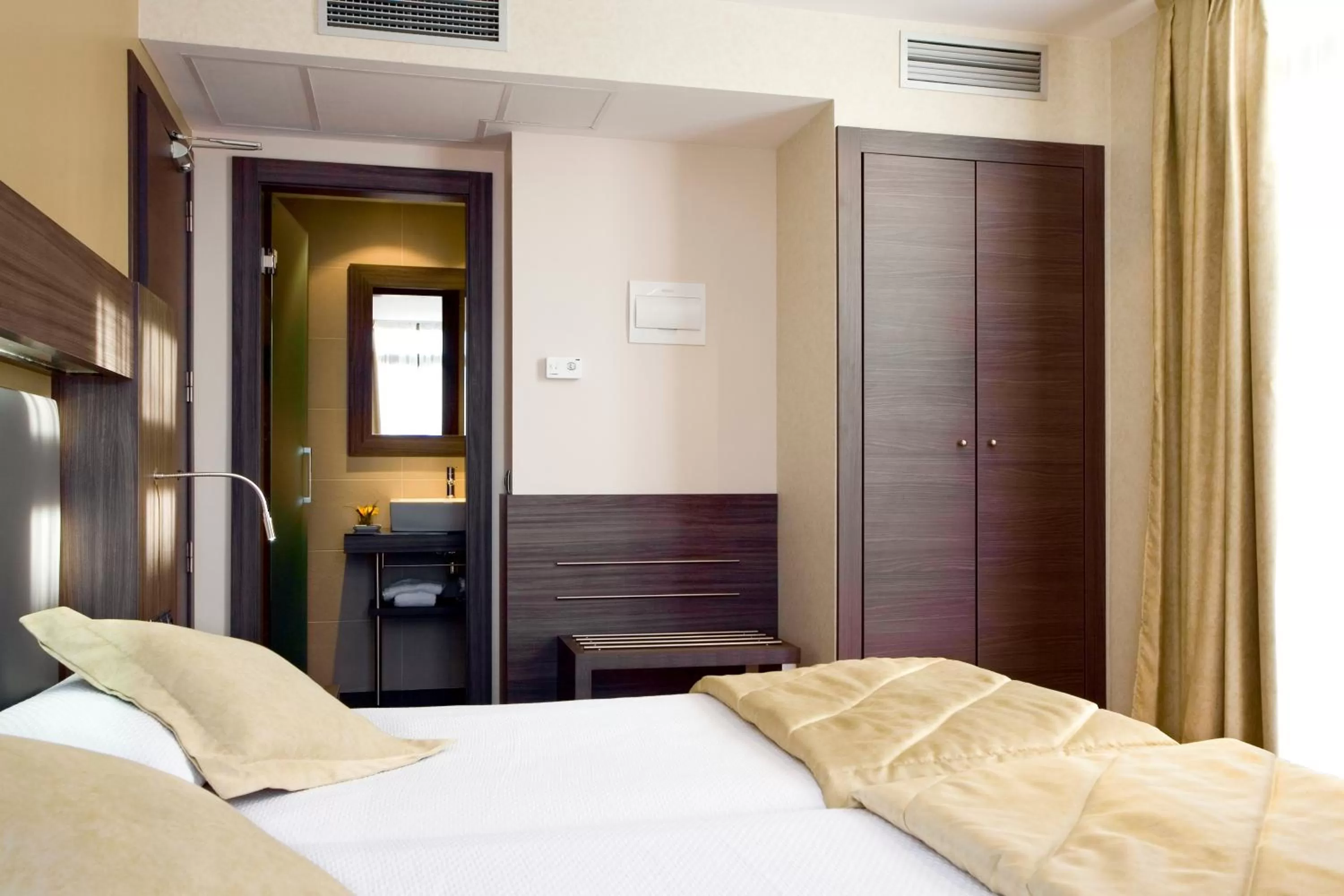 Photo of the whole room, Bed in Hotel Oasis