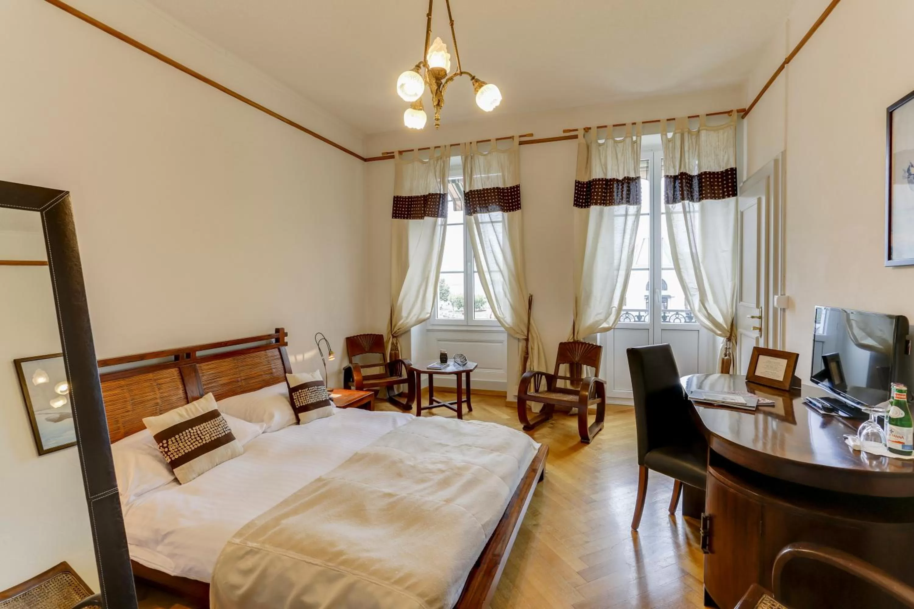 Photo of the whole room, Bed in Hostellerie de Genève