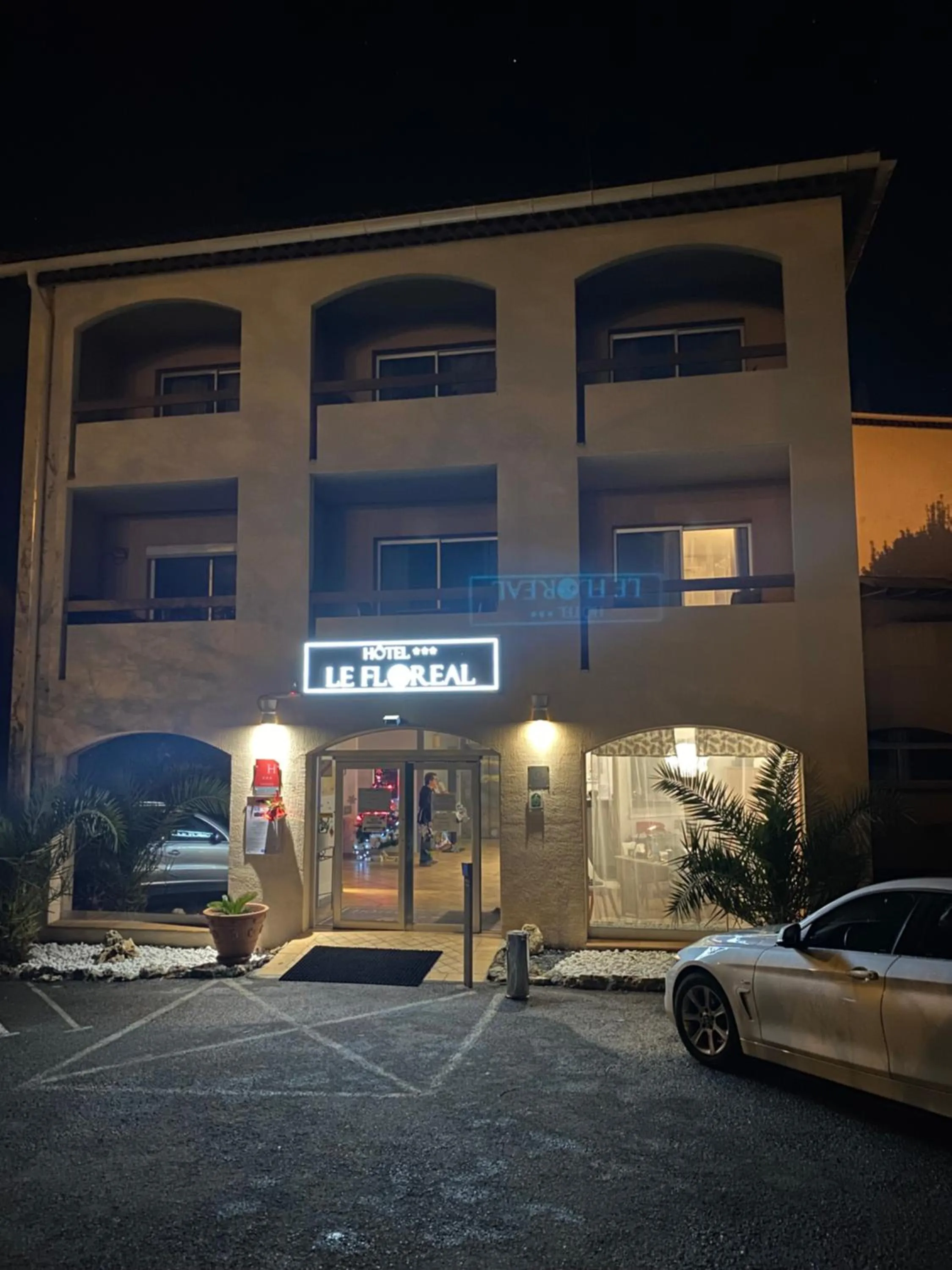 Facade/entrance in Le Floréal