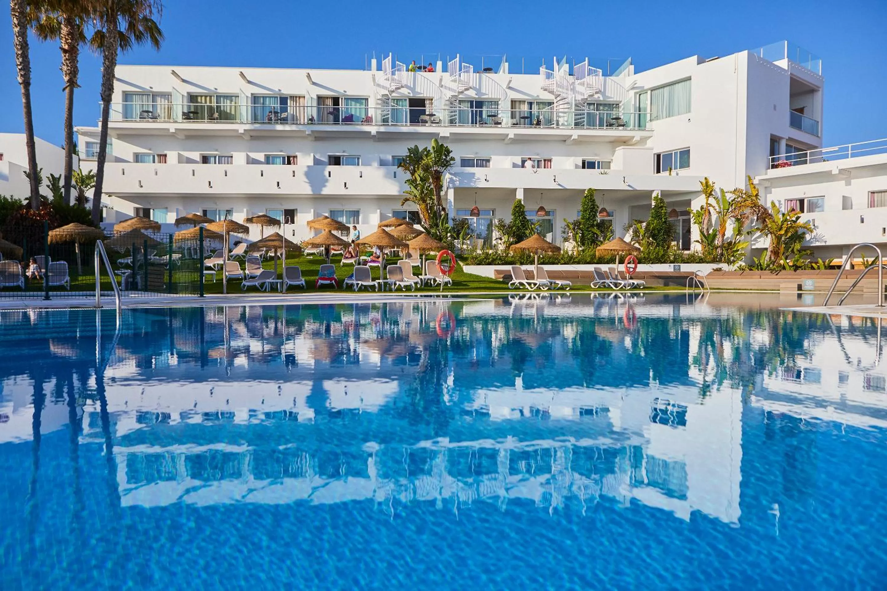 Swimming pool in FERGUS Conil Park