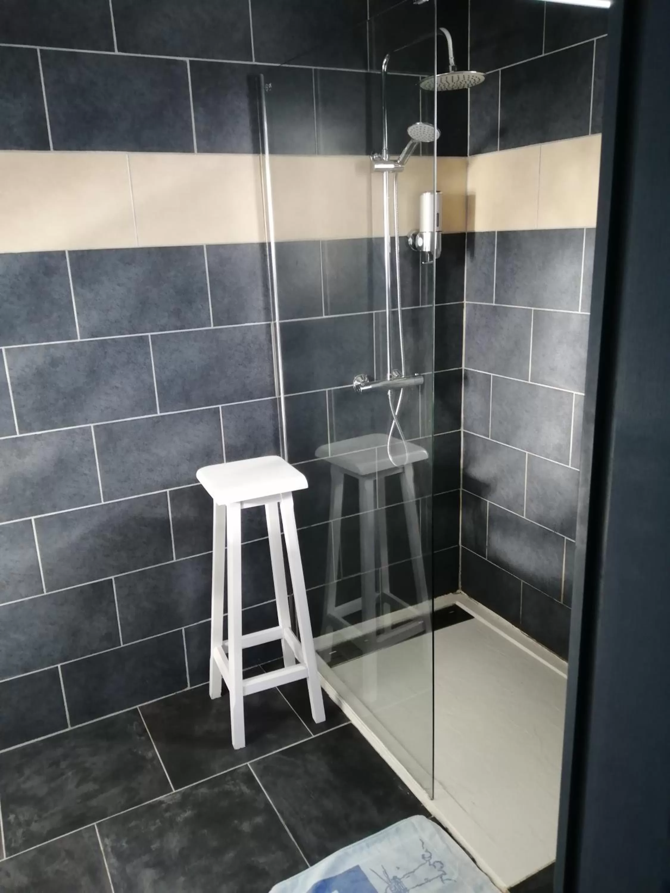 Shower in la pêcherie bord de mer