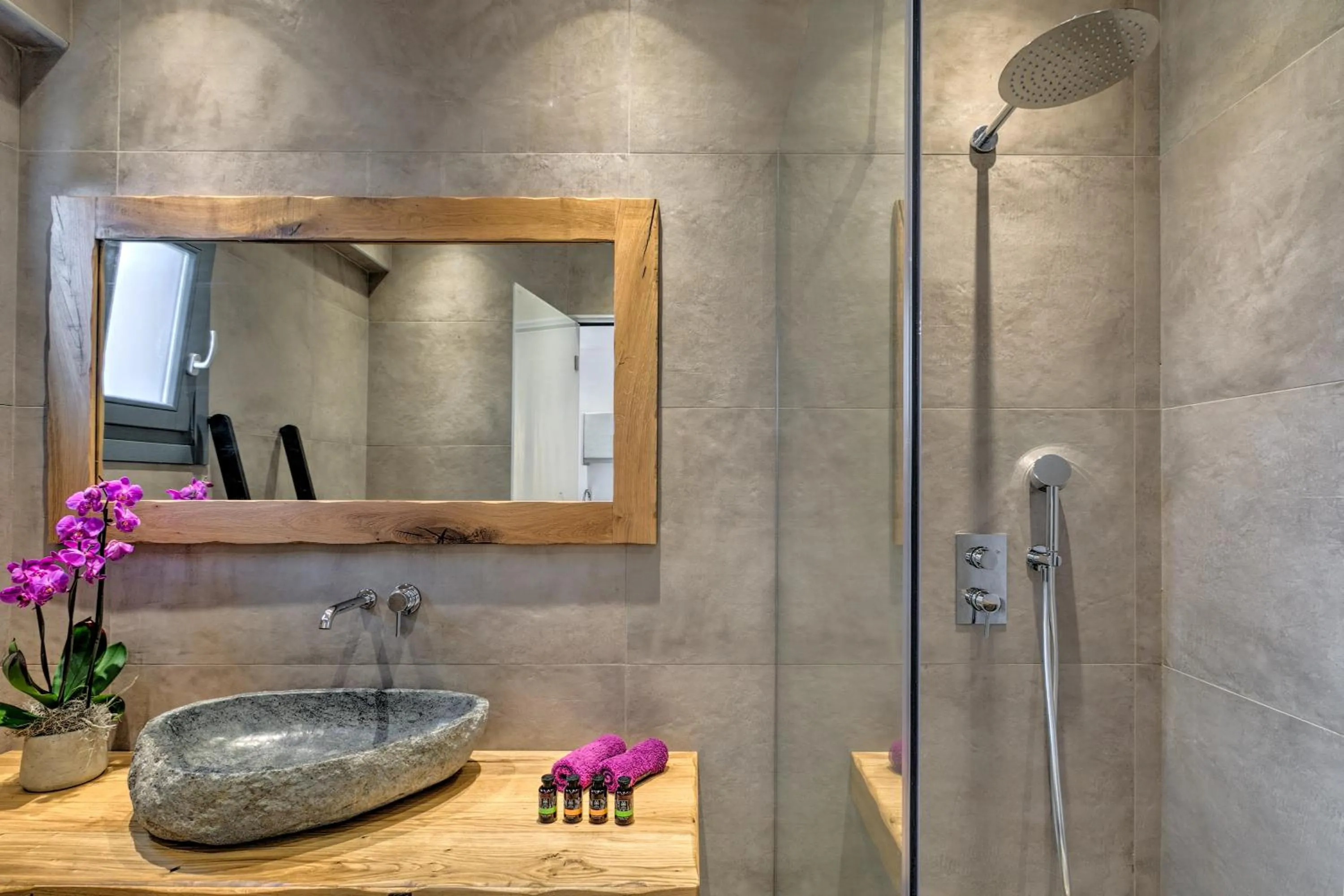 Shower in Portes Suites & Villas Mykonos
