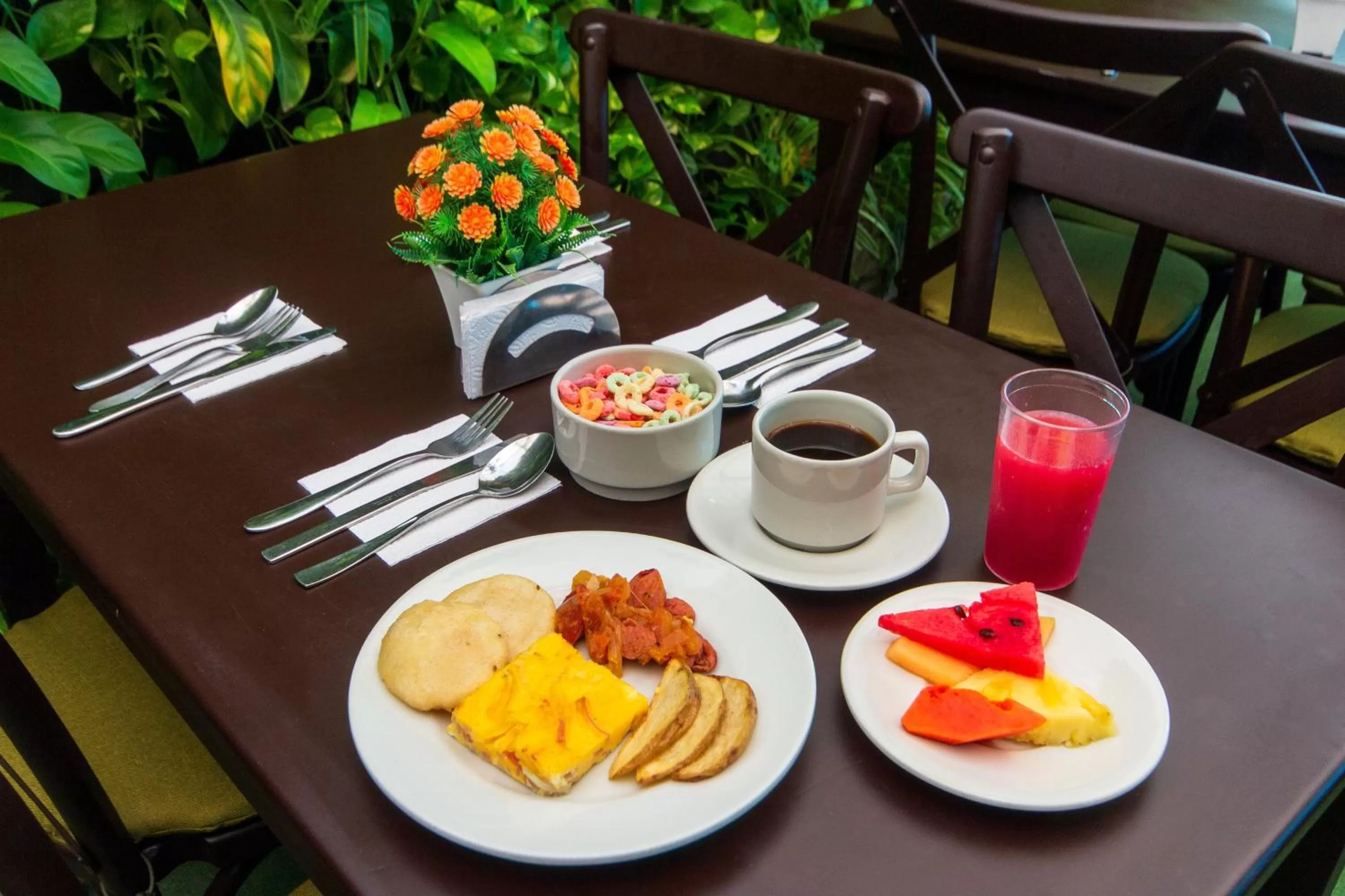 Restaurant/places to eat in Hotel Aixo Suites By GEH Suites