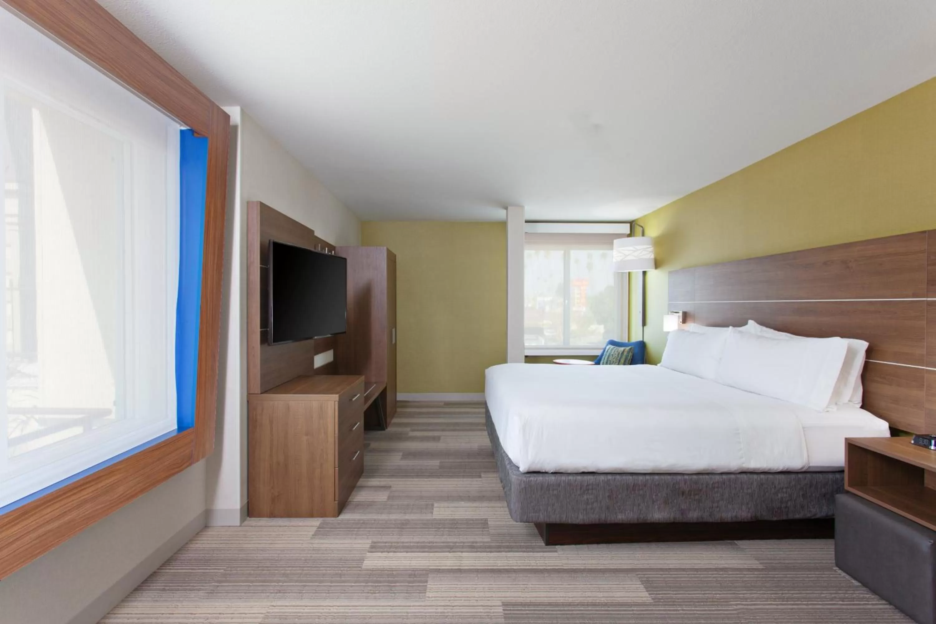 Photo of the whole room, Bed in Holiday Inn Express & Suites Pasadena - Los Angeles by IHG