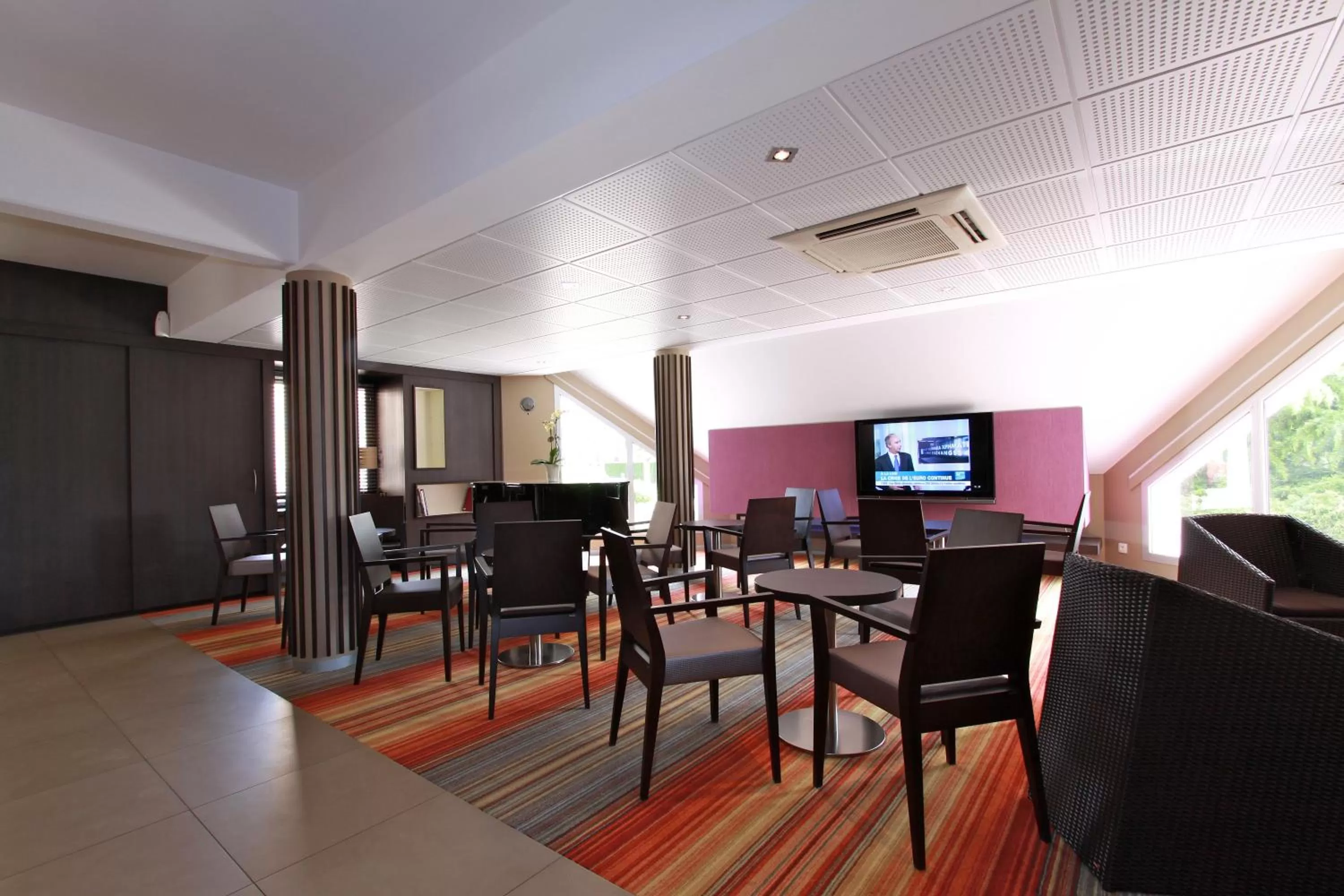 Lounge or bar in Mercure Hexagone Luxeuil