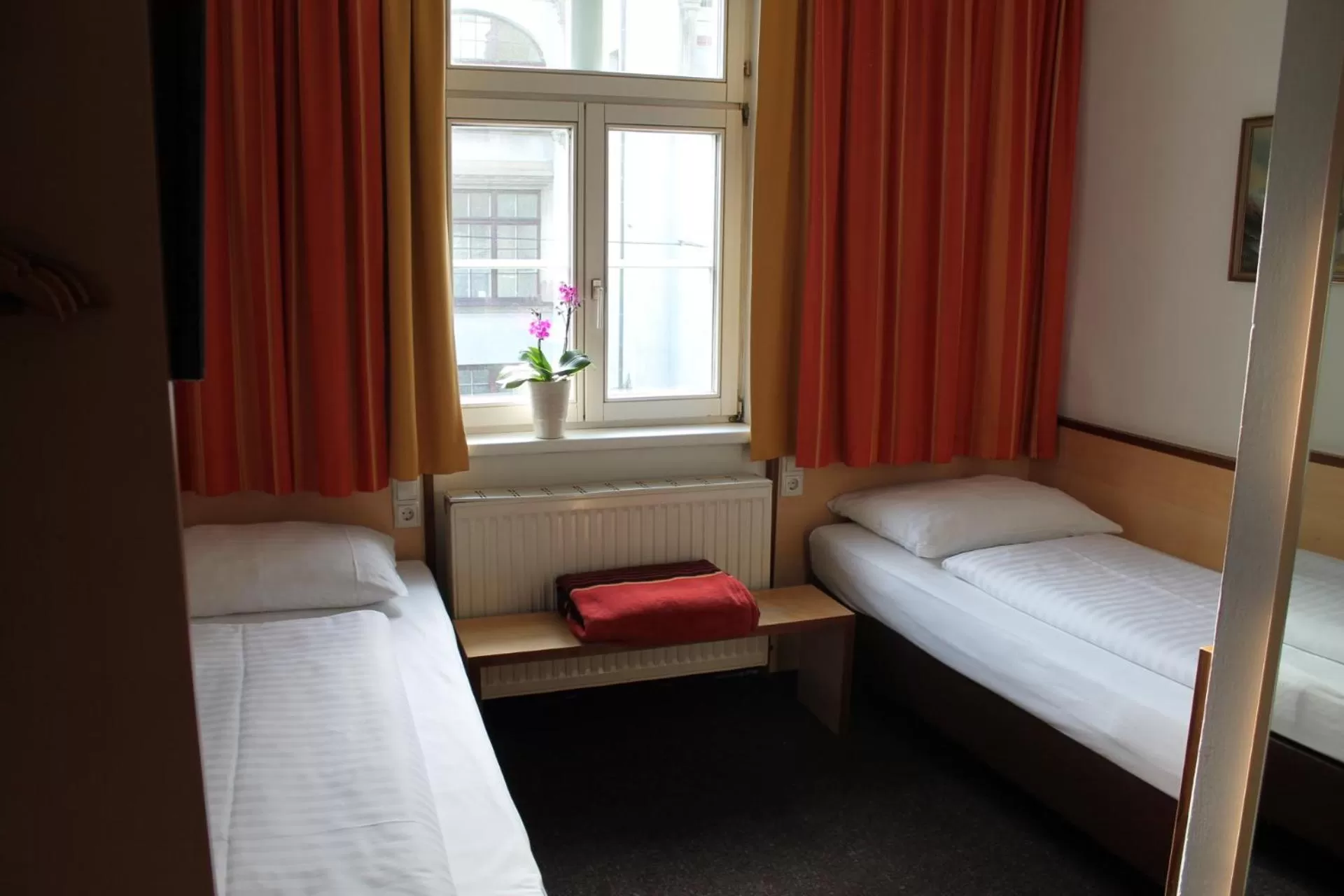 Bed in Hotel Goldene Krone Innsbruck