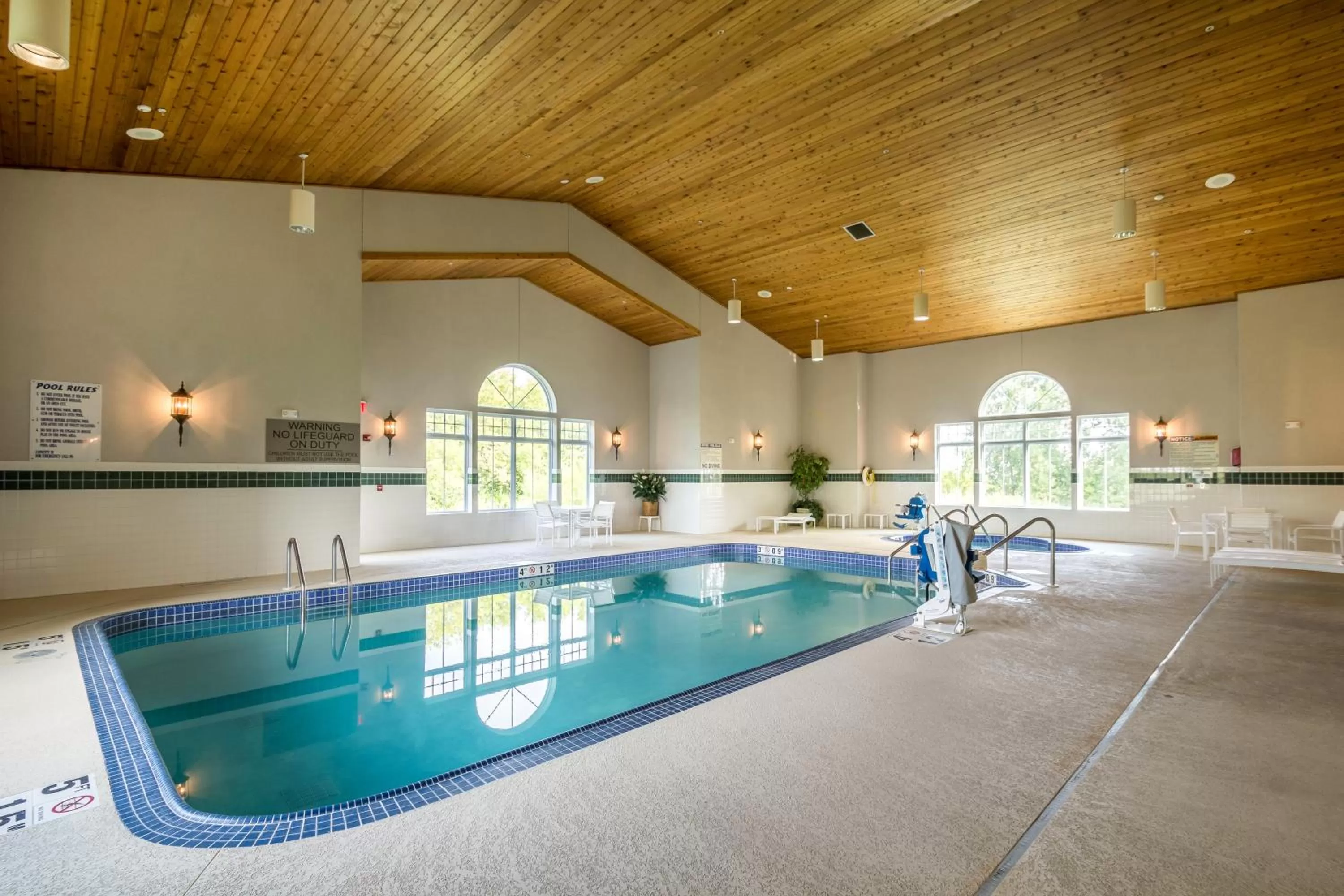 Hot Tub in Country Inn & Suites by Radisson, Fond du Lac, WI