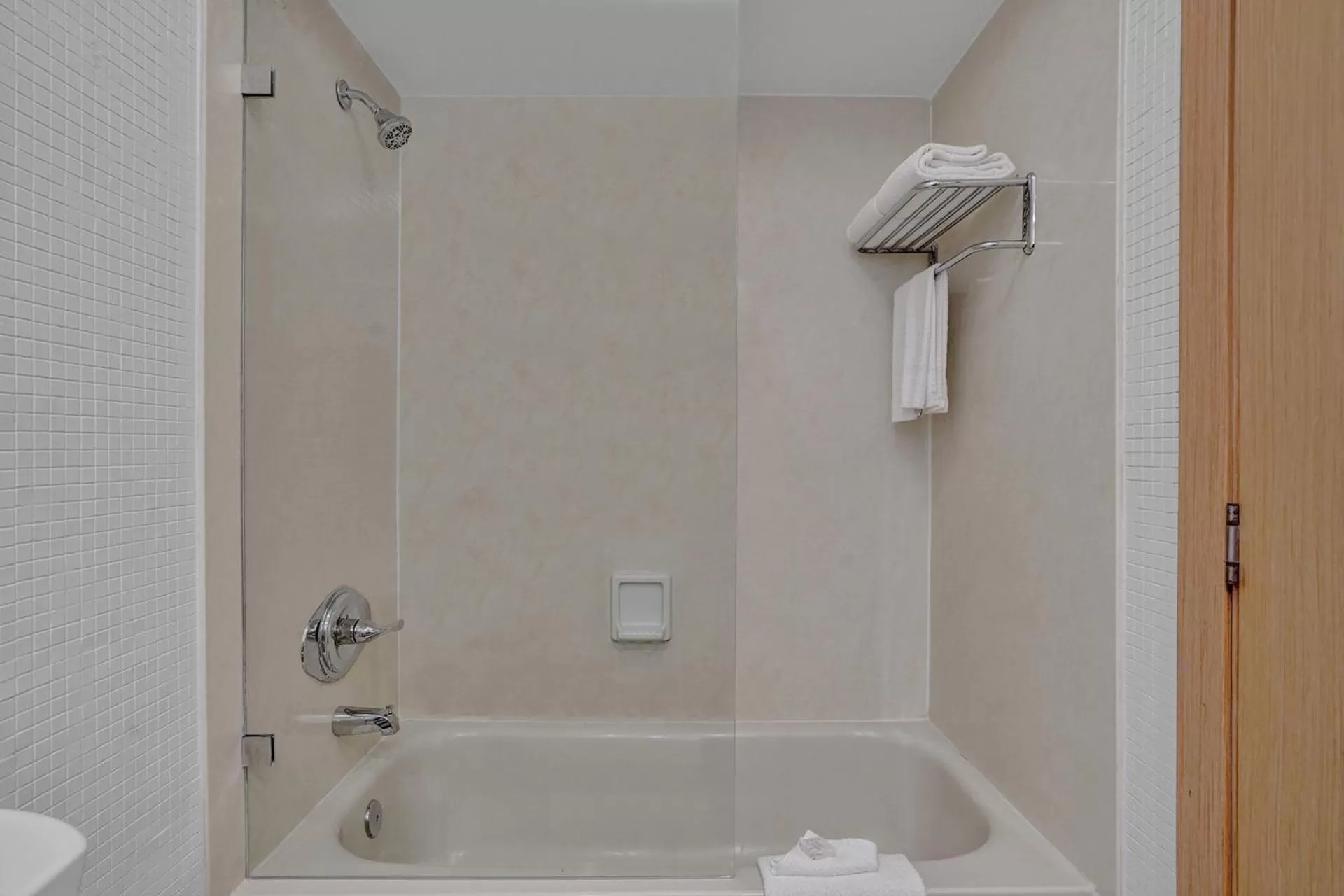 Bath in The Garden Hotel & Resort