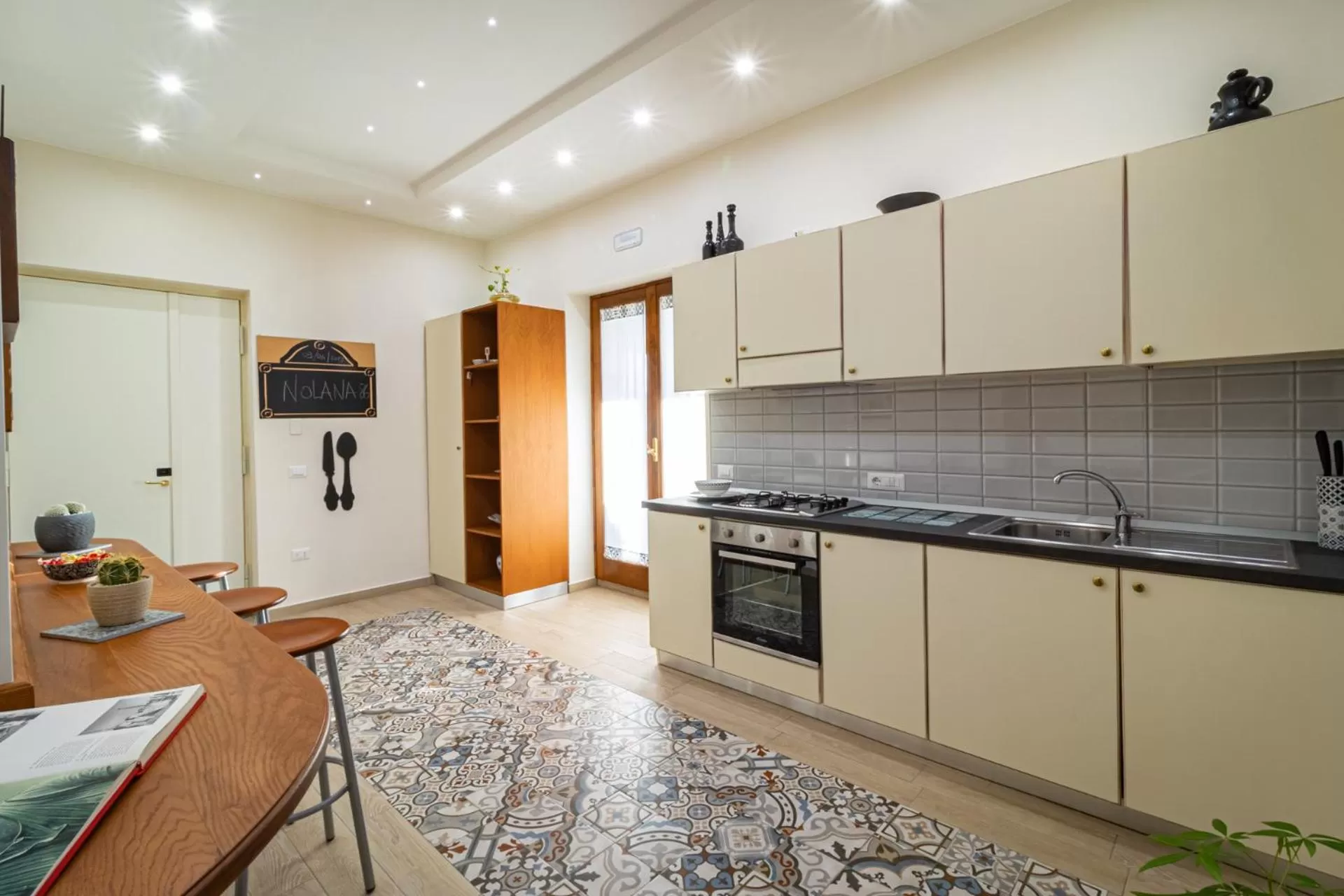 Communal kitchen in Nolana '86