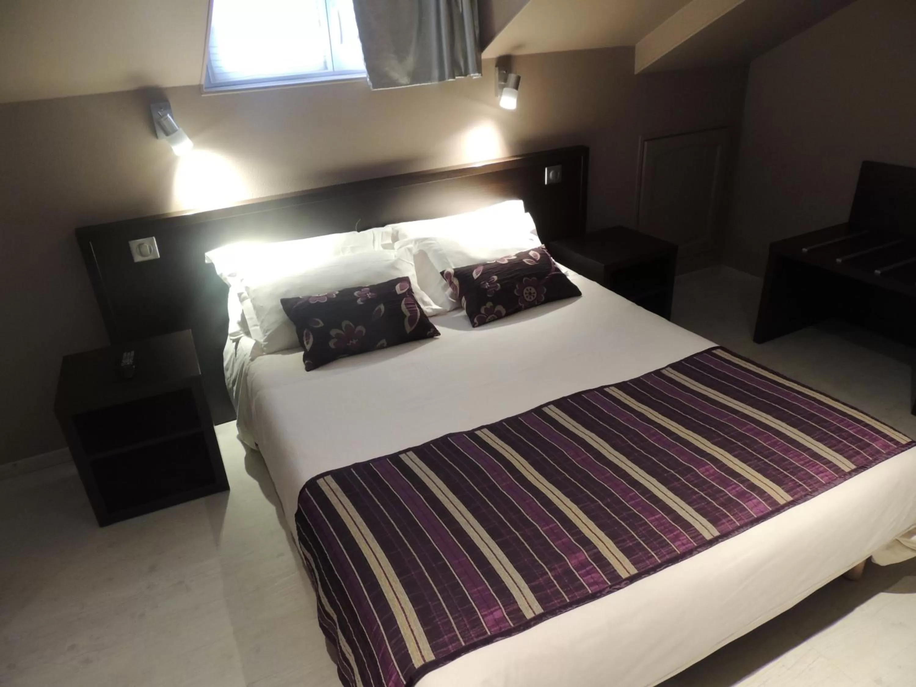 Bed in Logis Central Hôtel - Restaurant & Spa