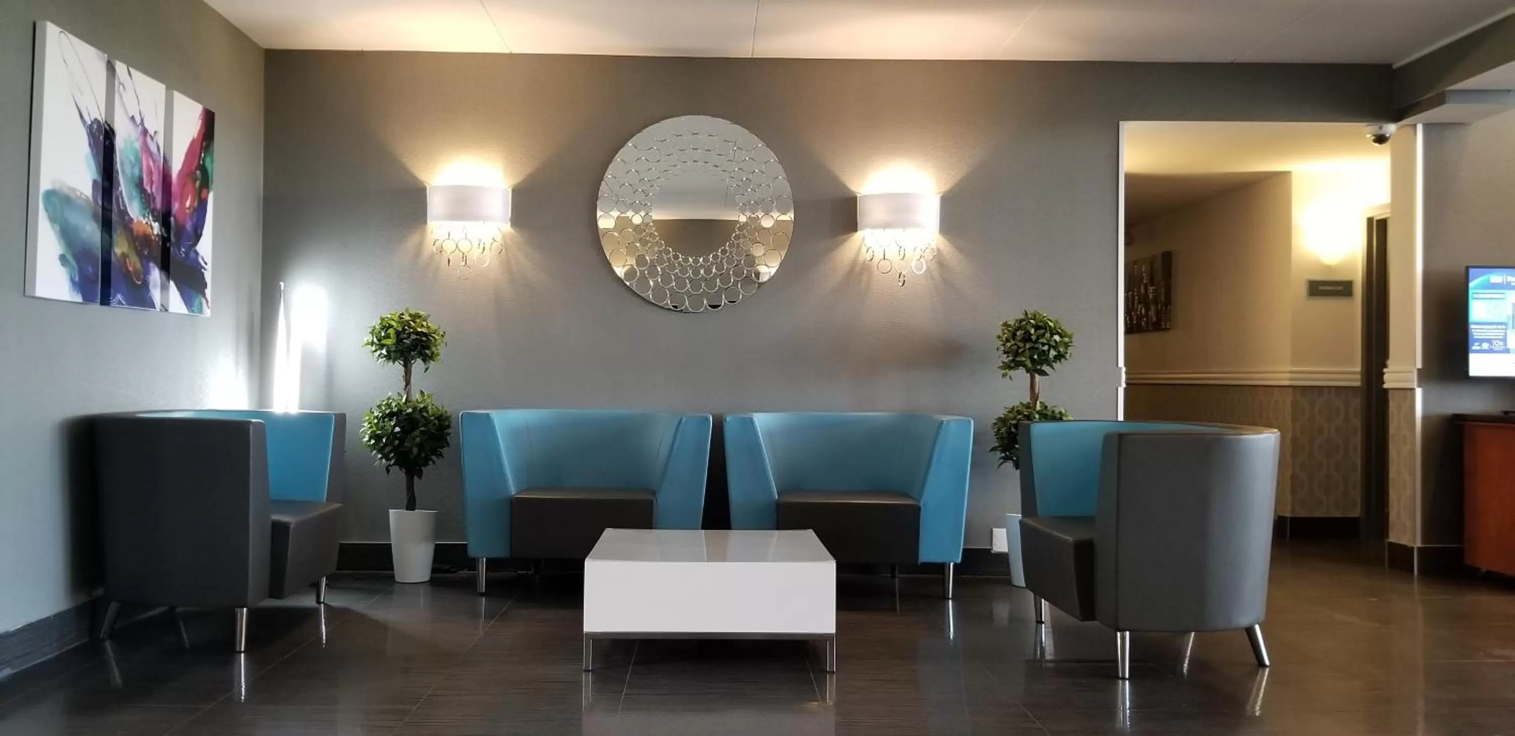 Lobby or reception in Best Western Laval-Montreal & Conference Centre