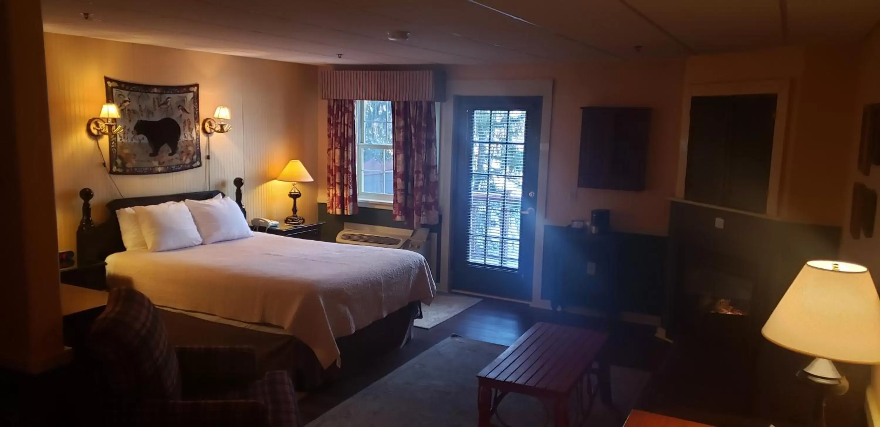 Deluxe Queen Room in The Common Man Inn, Spa & Lodge Deluxe Queen Room in The Common Man Inn, Spa & Lodge