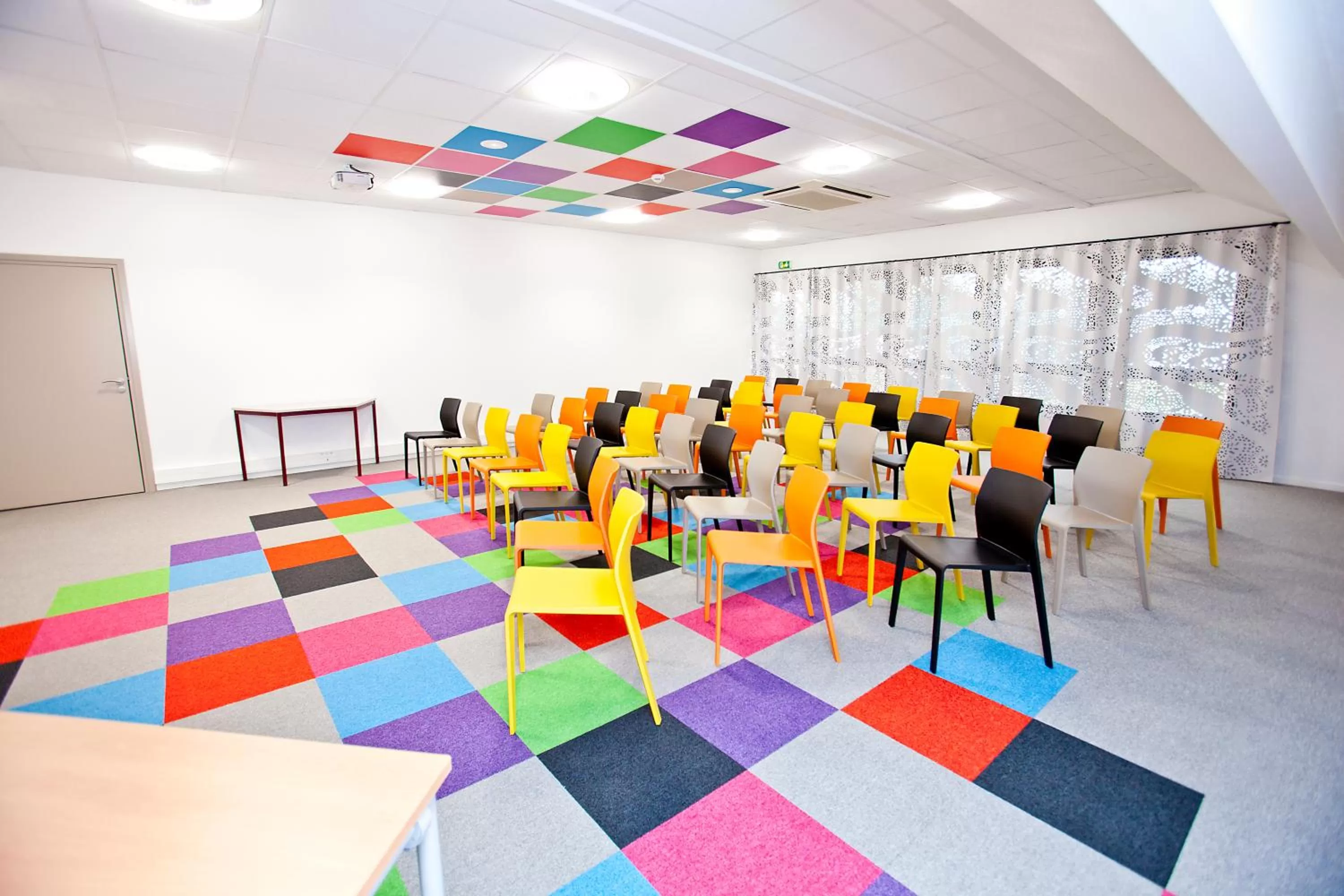 Meeting/conference room in ibis Styles Sarrebourg