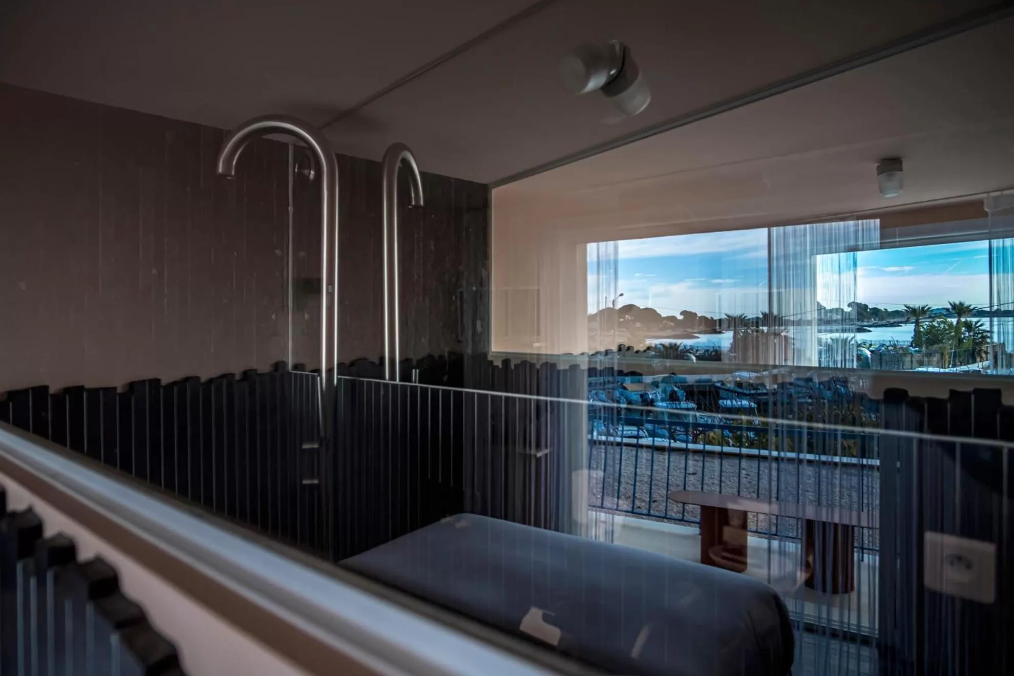 Bathroom in Hôtel La Reine Jane