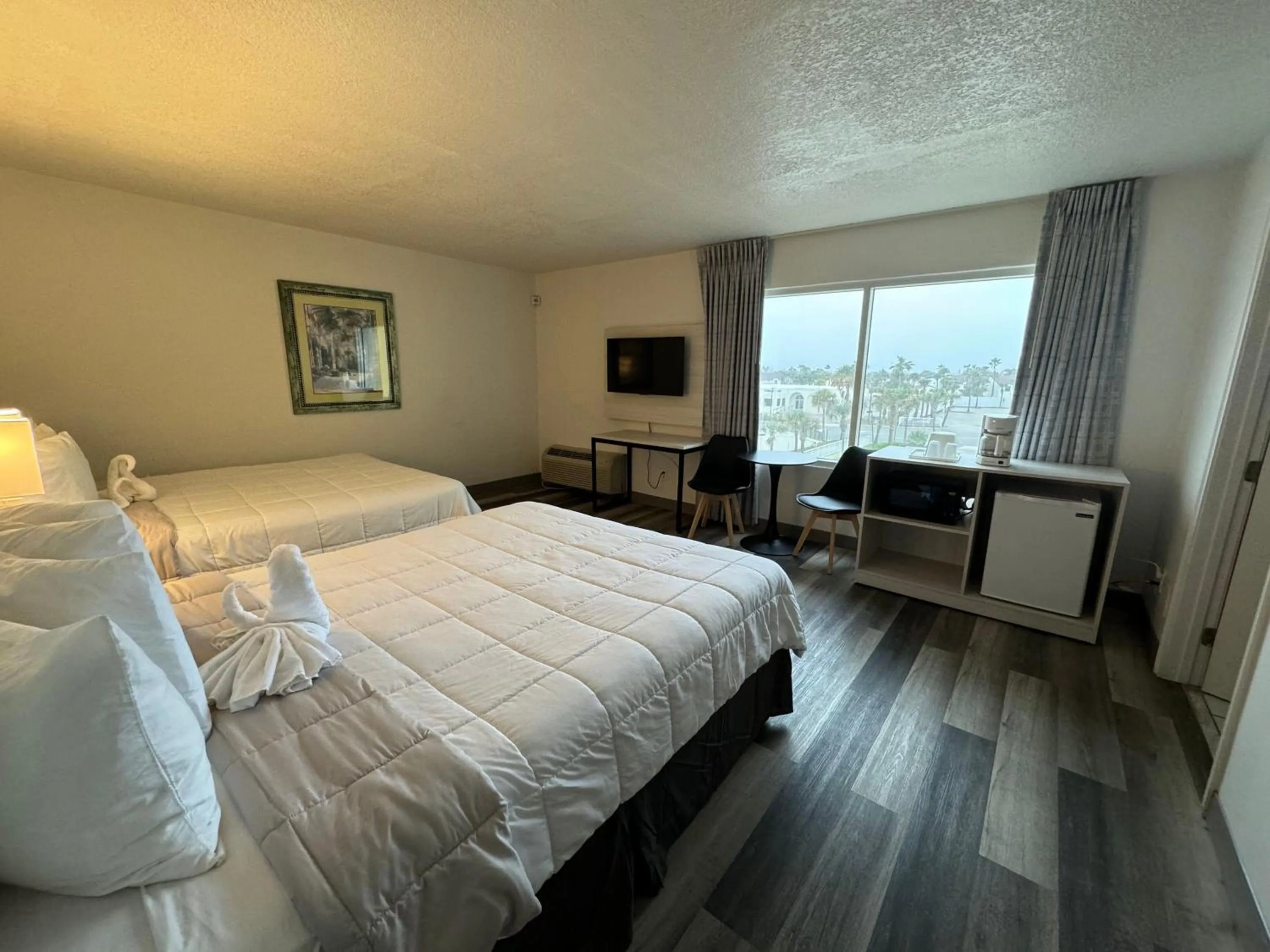 TV and multimedia, Bed in Emerald Shores Hotel - Daytona Beach