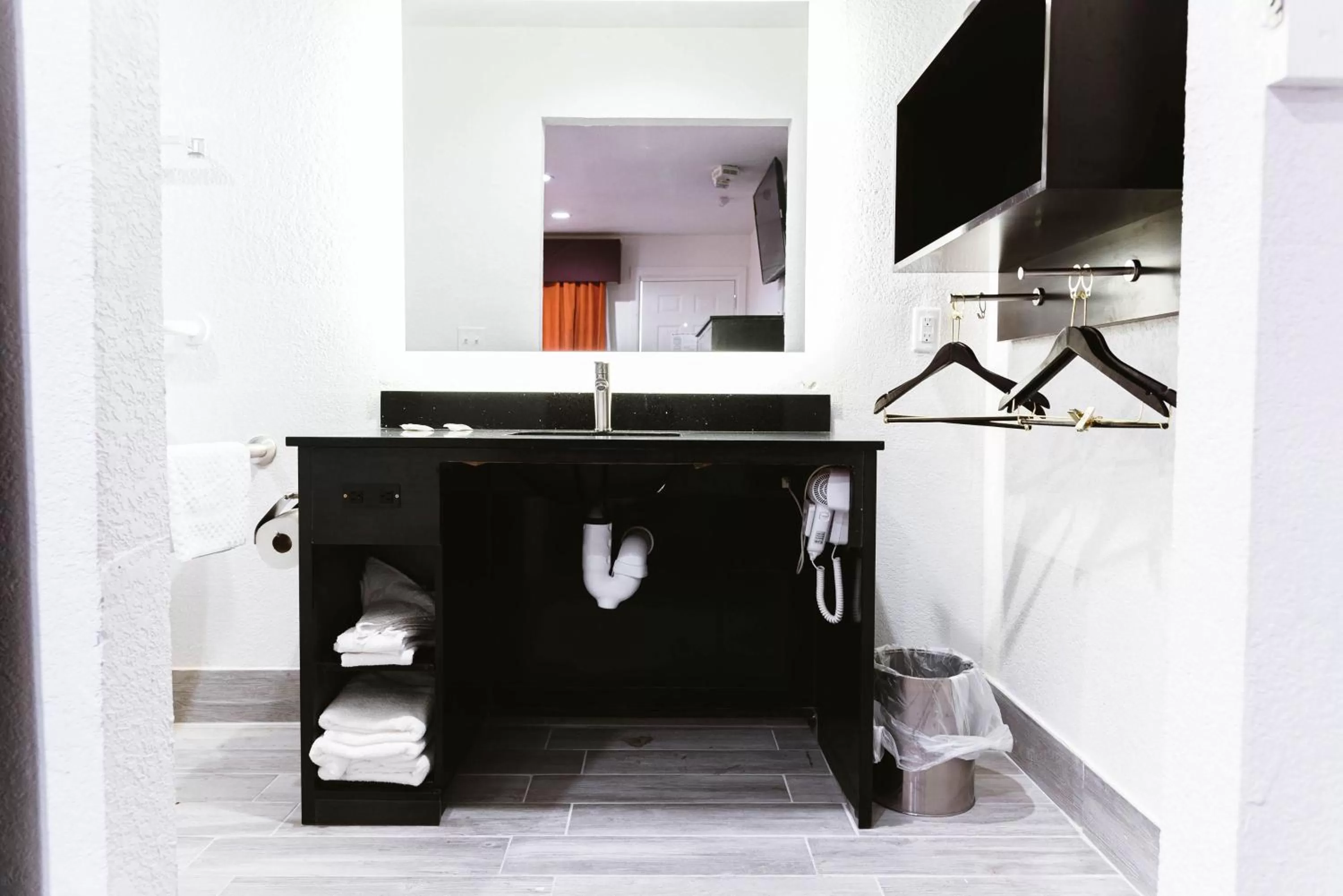 Bathroom in Motel 6 Bellville, OH