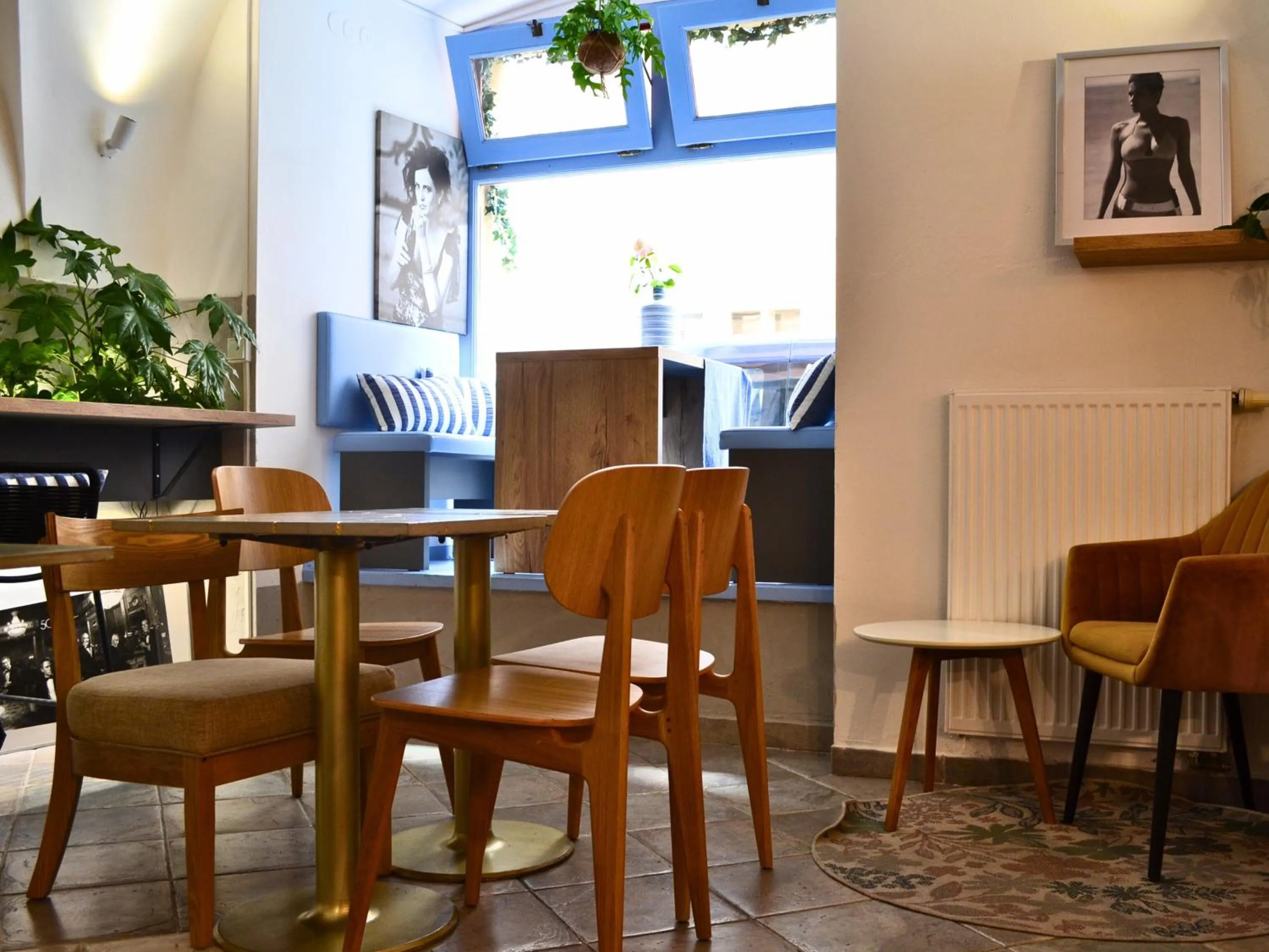 Restaurant/places to eat in Chateau 9 Apartments by Adrez