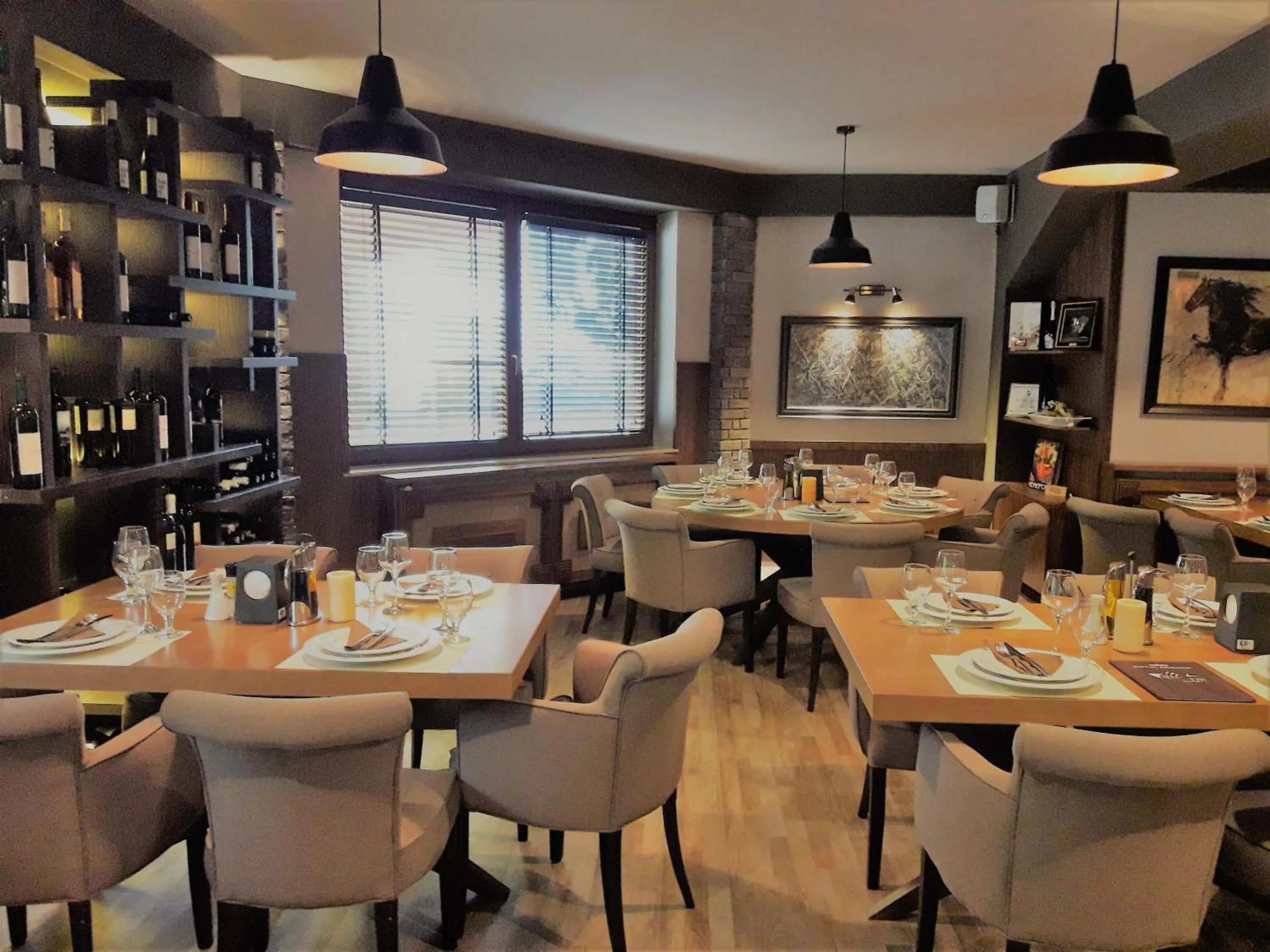 Restaurant/places to eat in Hotel Aristocrat & Fish Restaurant