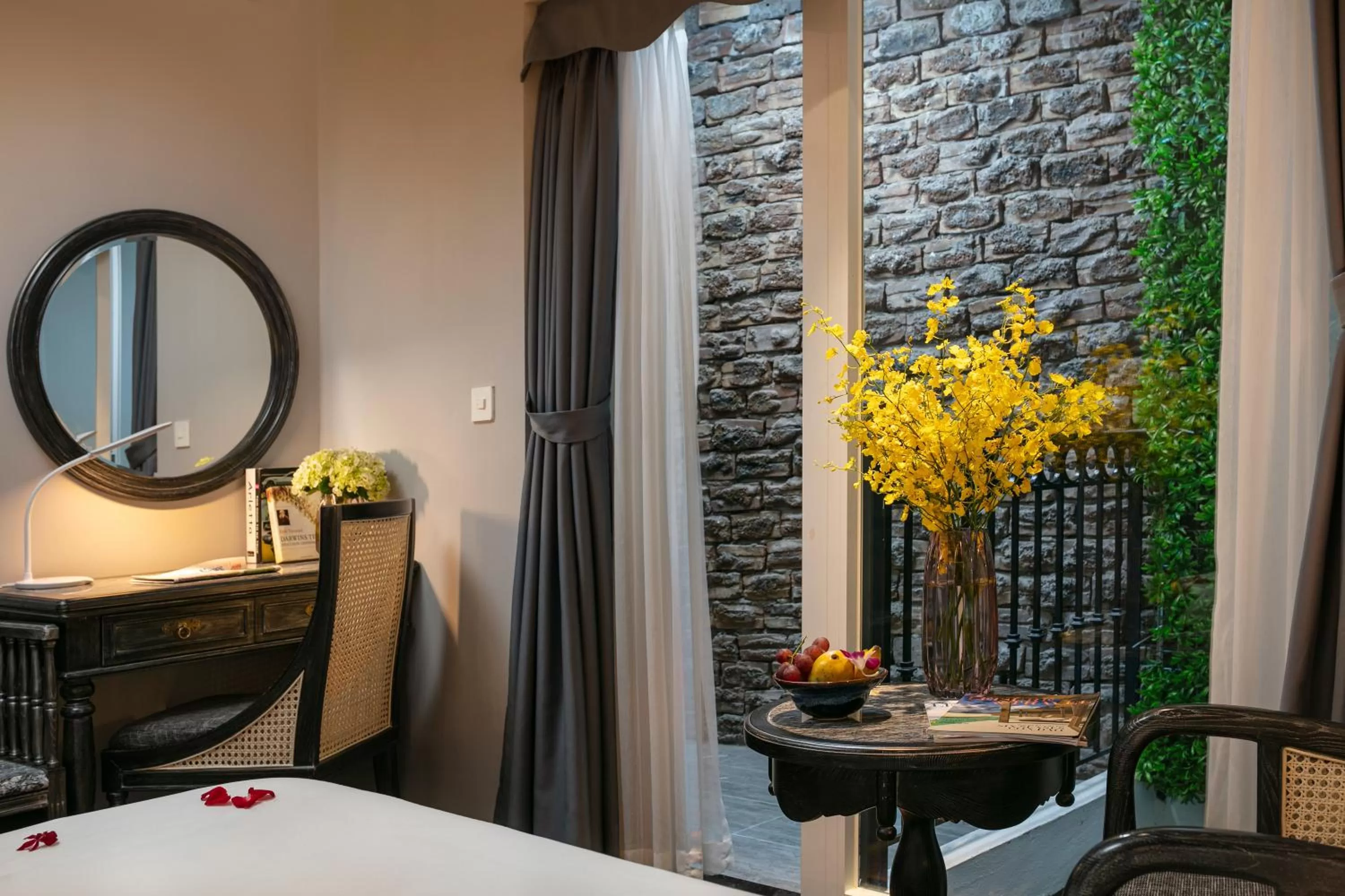 Bedroom, Bed in Shining Central Hotel & Spa