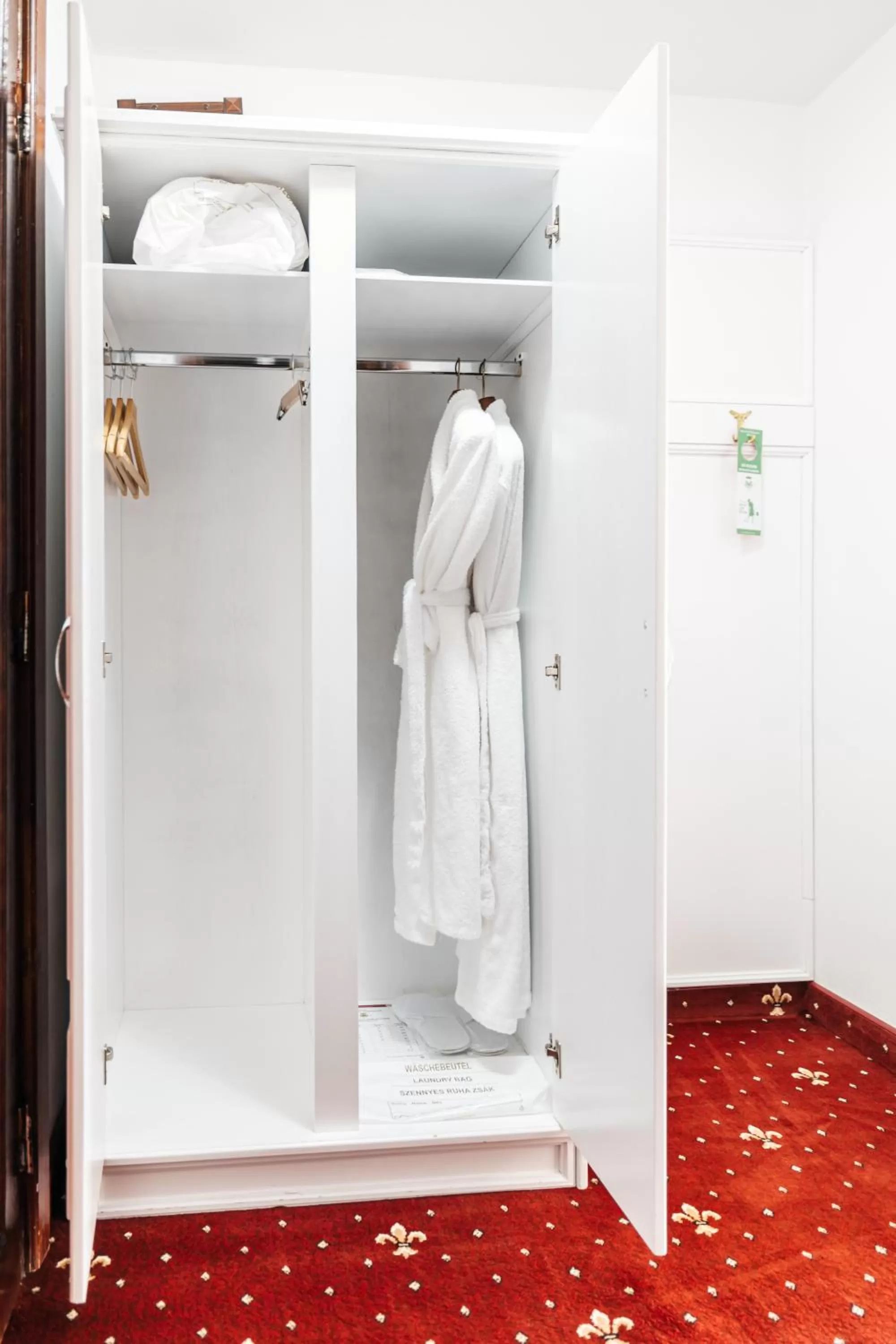wardrobe in Hotel Imparatul Romanilor Hotel & SPA