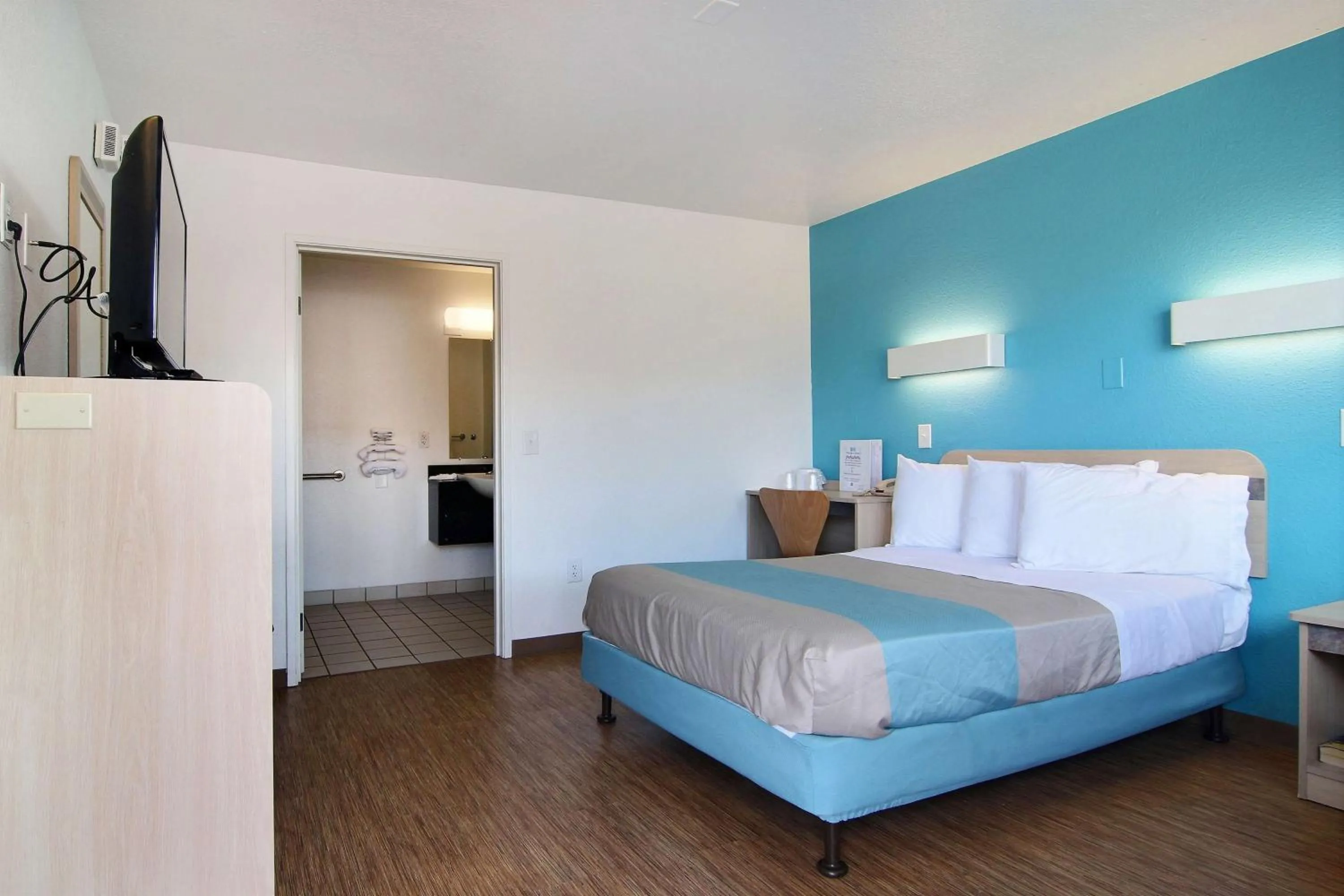 Photo of the whole room, Bed in Motel 6-Lubbock, TX