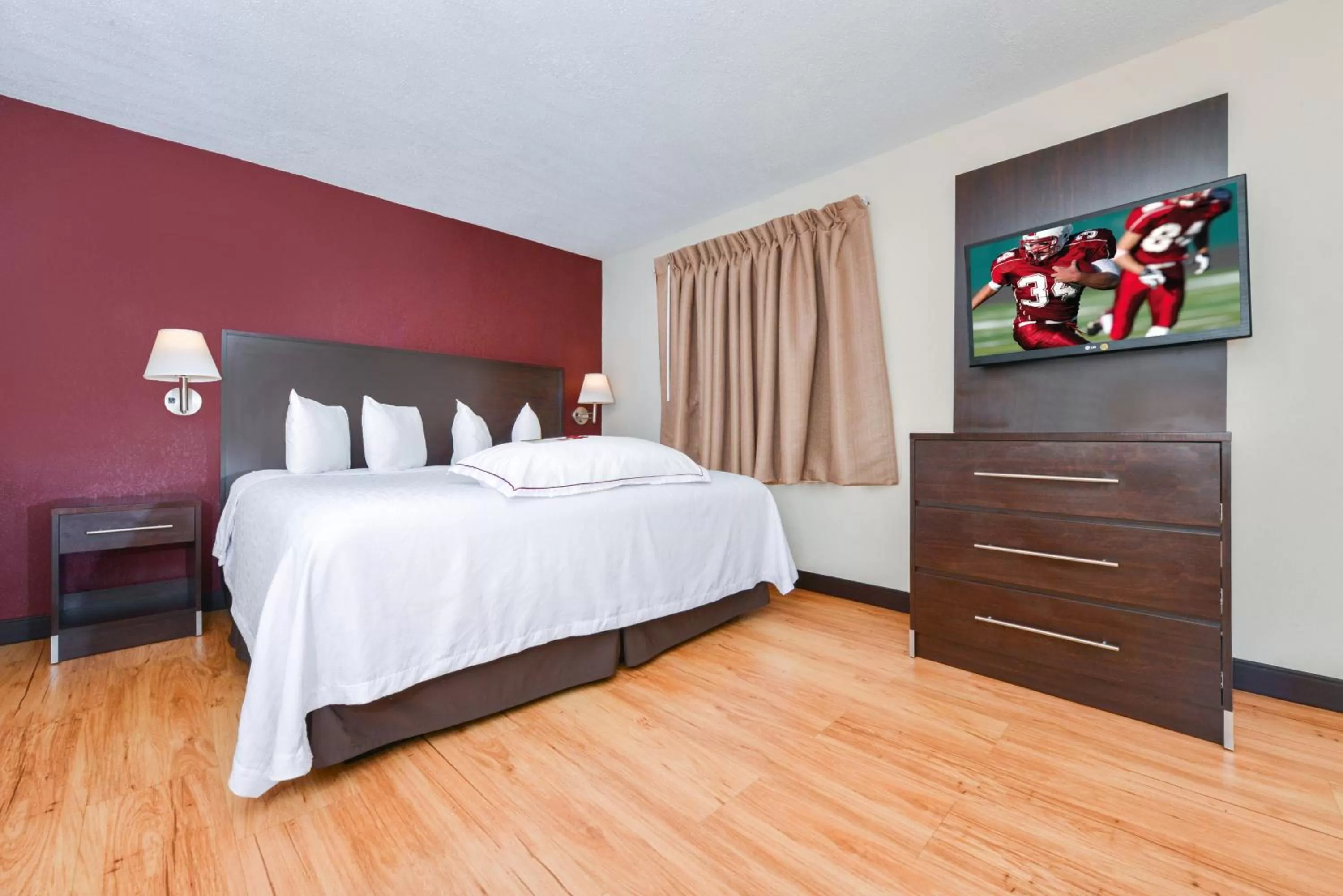 Photo of the whole room, Bed in Red Roof Inn PLUS+ & Suites Guilford