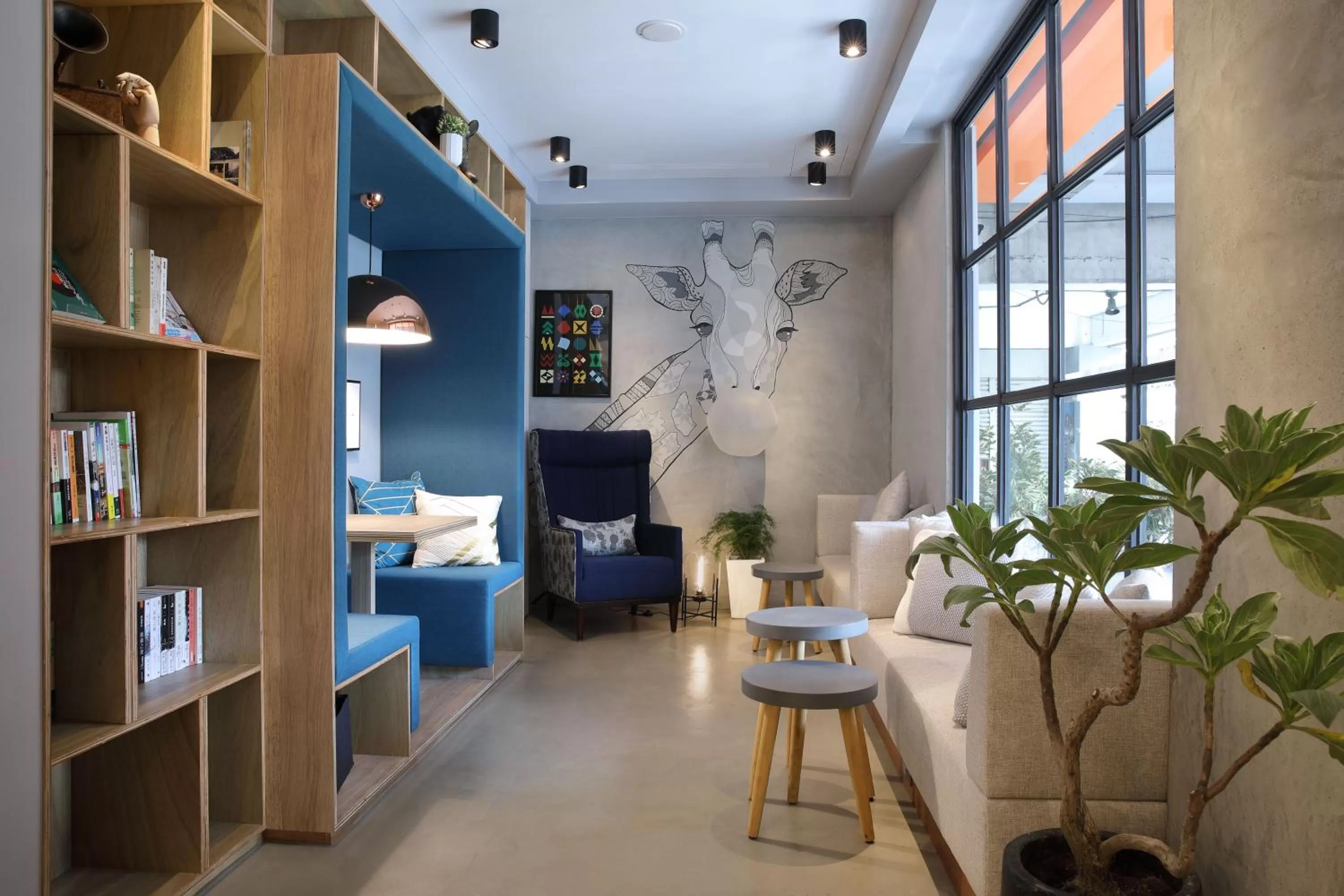 Library in OLAH Poshtel - Hualien Zhongfu