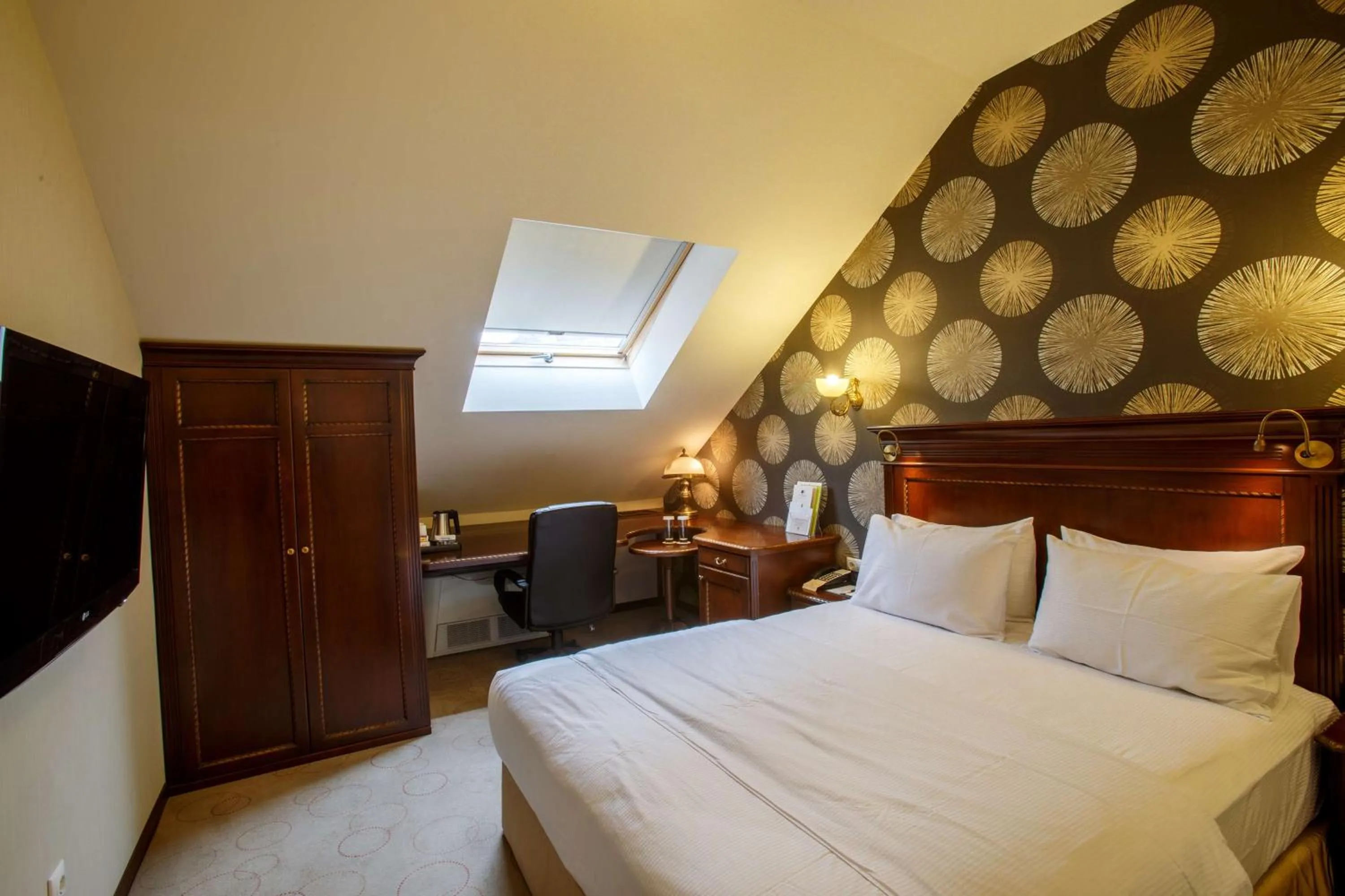 Bedroom, Bed in DoubleTree by Hilton Hotel Sighisoara - Cavaler