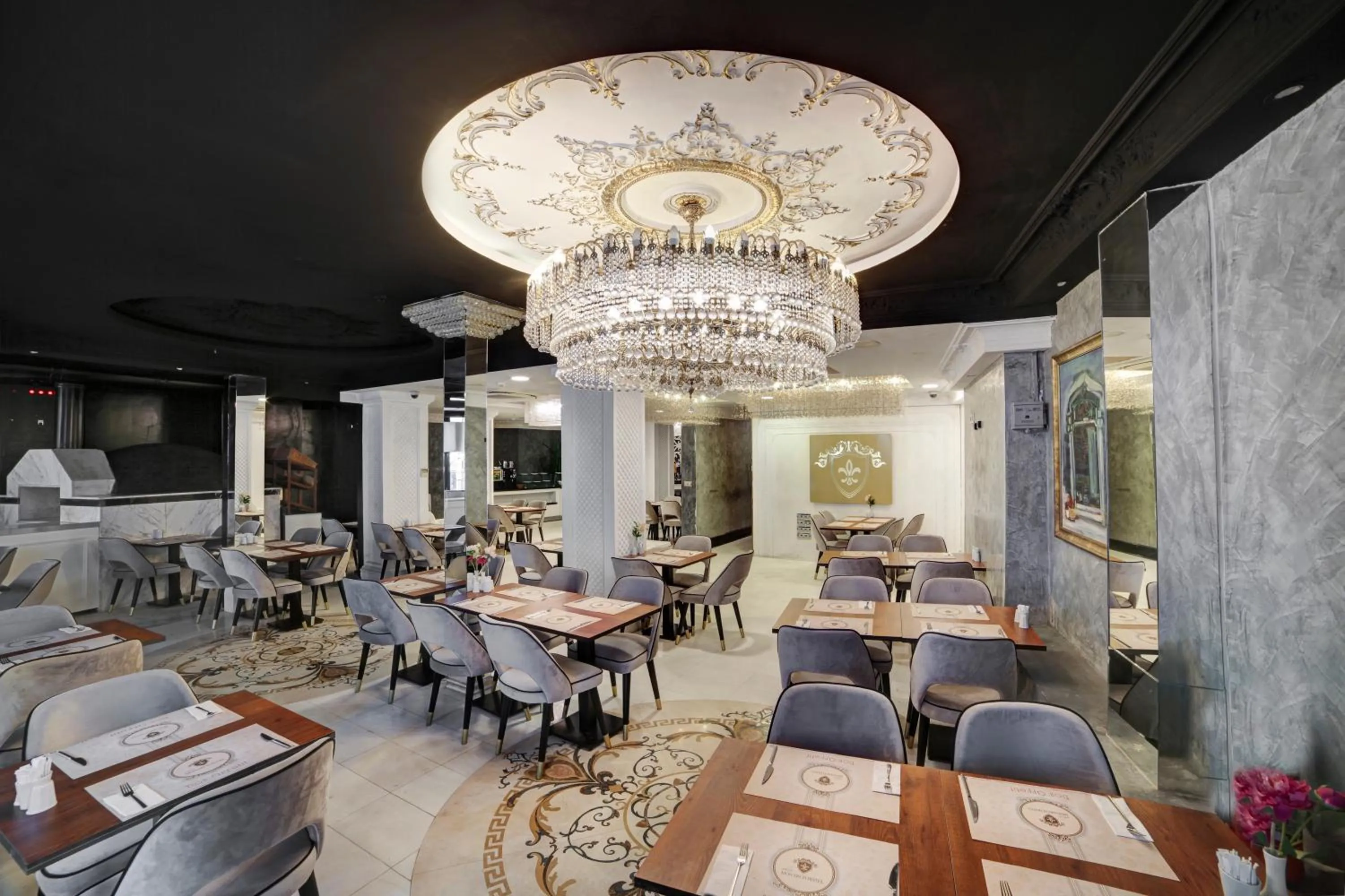 Restaurant/places to eat in White Monarch Hotel