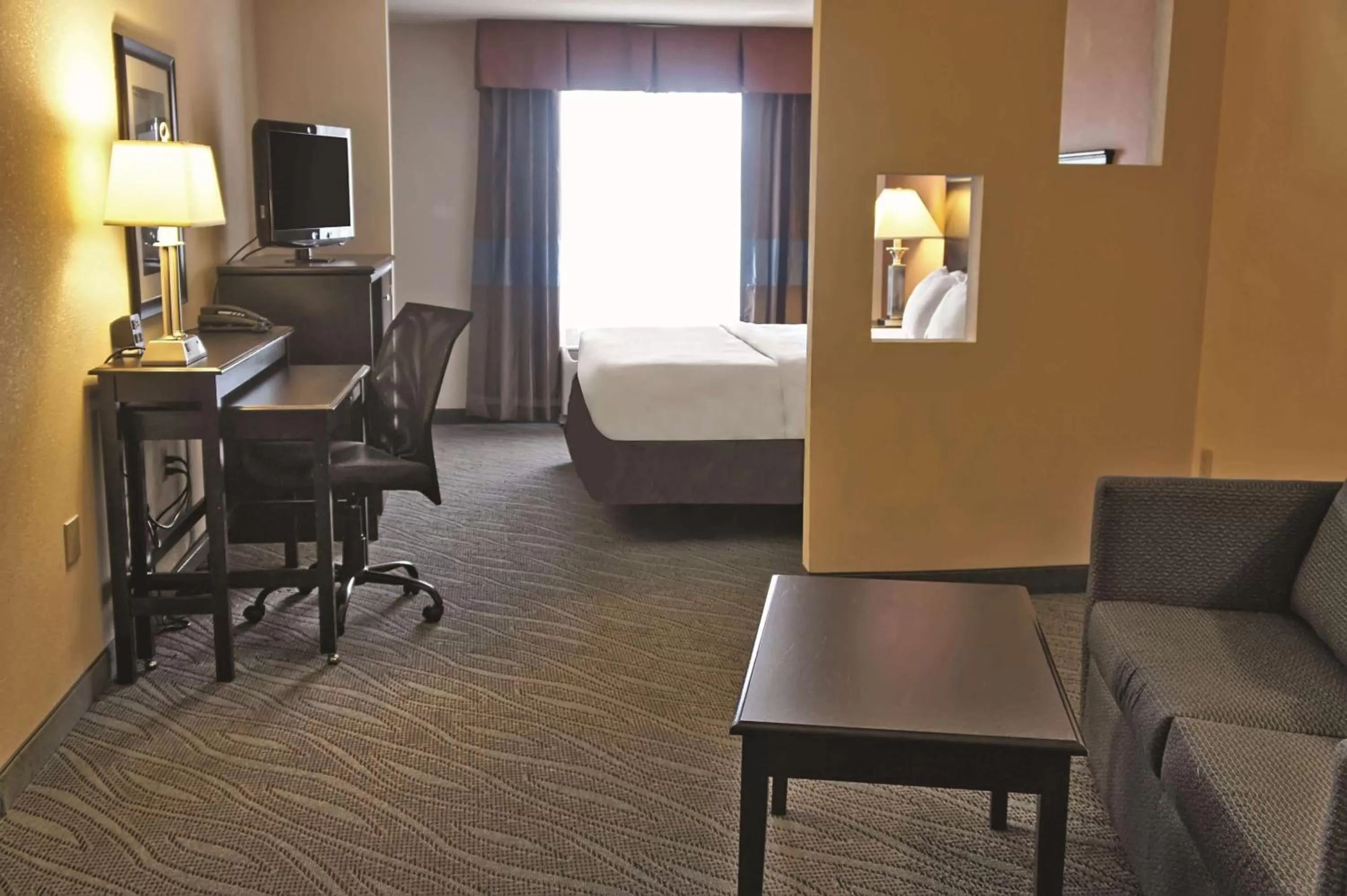 Photo of the whole room, Bed in La Quinta by Wyndham Edmond