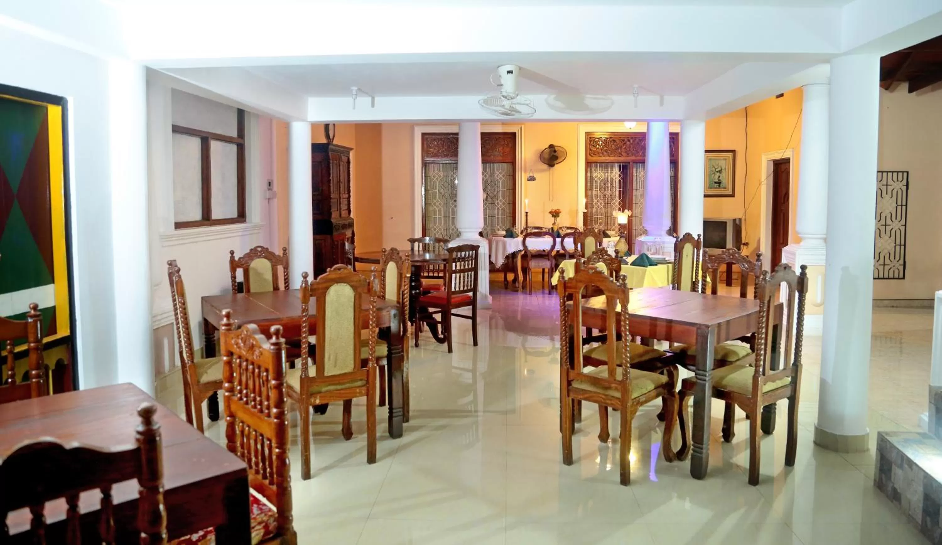 Restaurant/places to eat in Villa Ceylon